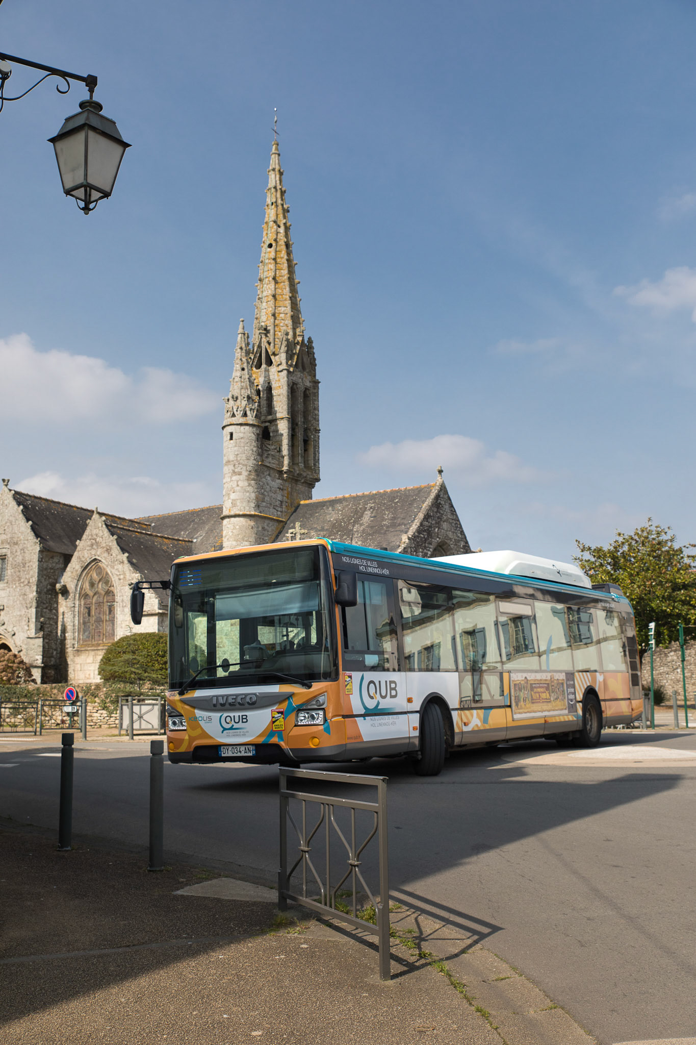 Bus de la QUB fonctionnant au gaz de ville. Petit à petit, les véhicules diesel sont replacé pour des véhicule à énergie plus propre.