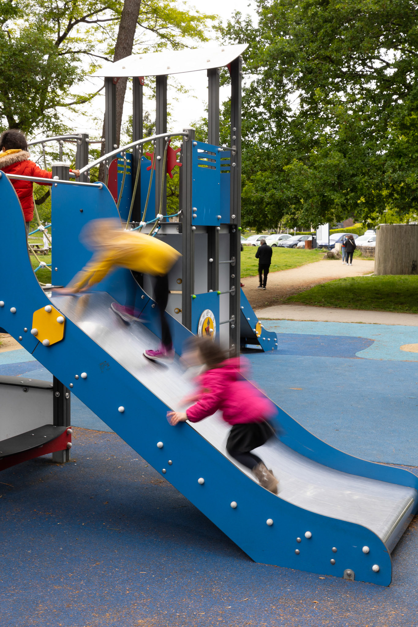 Des enfants jouent dans l'aire de jeux de Creac'h Gwen