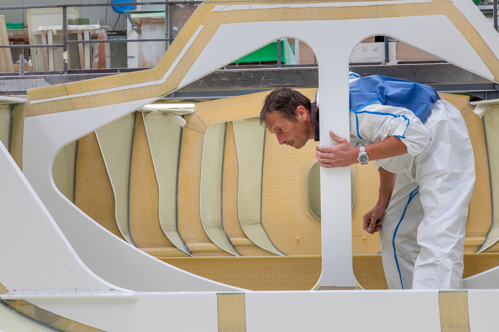 Les techniciens du chantier naval Structures en train de s'activer sur les bateaux Pogo.