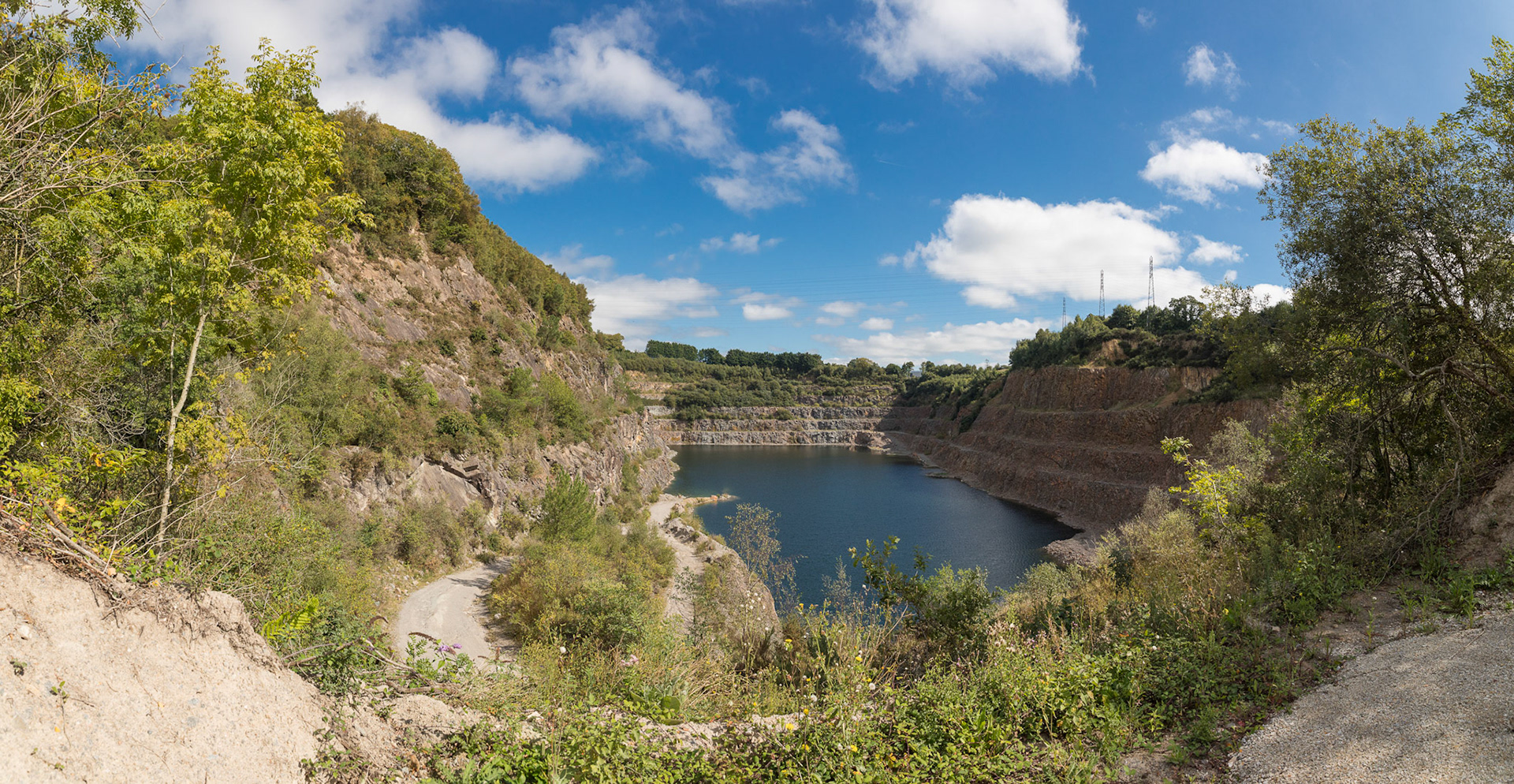 La carrière de Kerrous a été mise en eau et est maintenant ouverte au public comme espace vert.