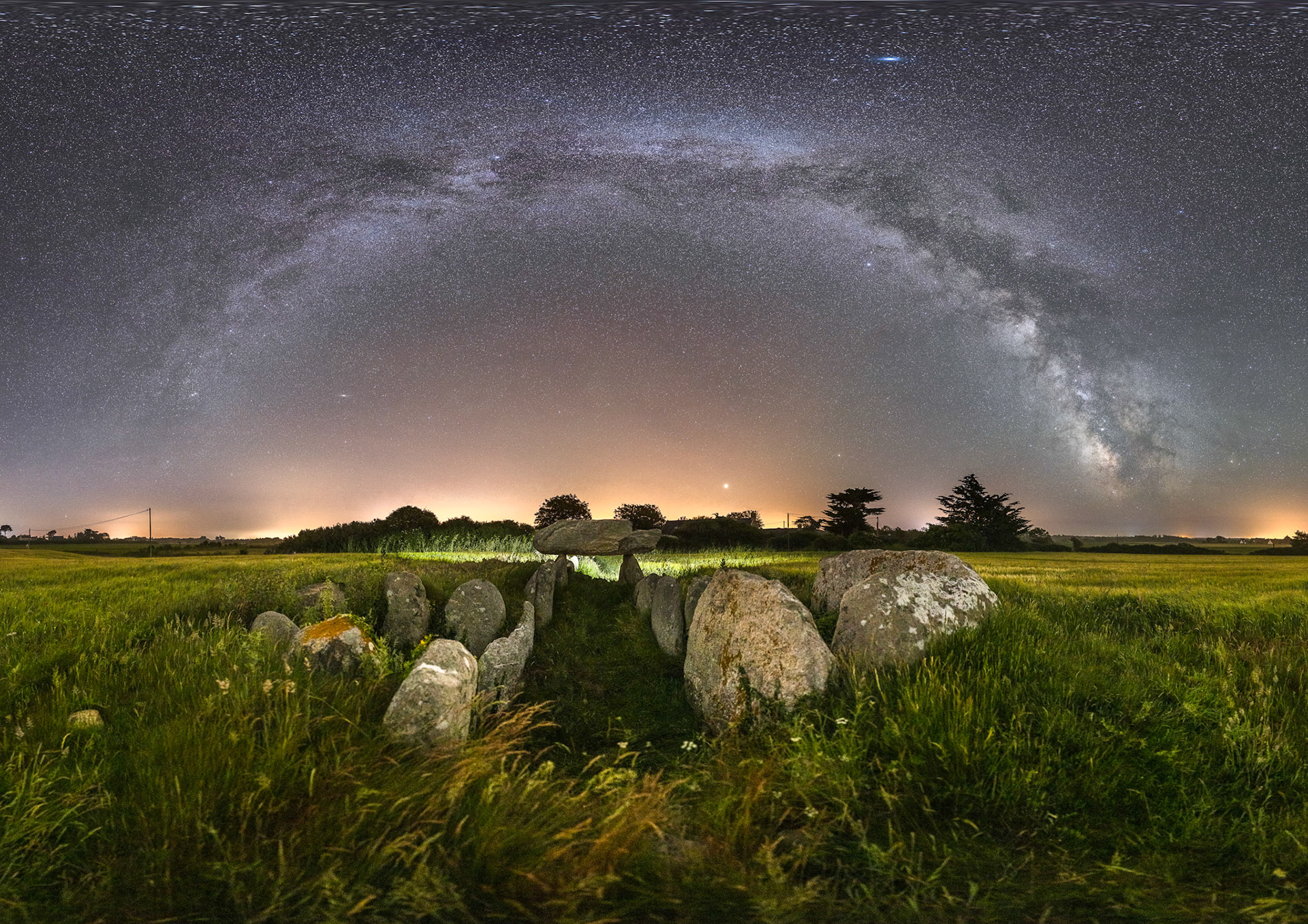 L'allée couverte de Kérugou est orientée est-ouest, de telle sorte qu'elle semble conduir l'oeil vers l'arche de la Voie lactée. Entouré d'un champ de céréales, le site est très reposant.