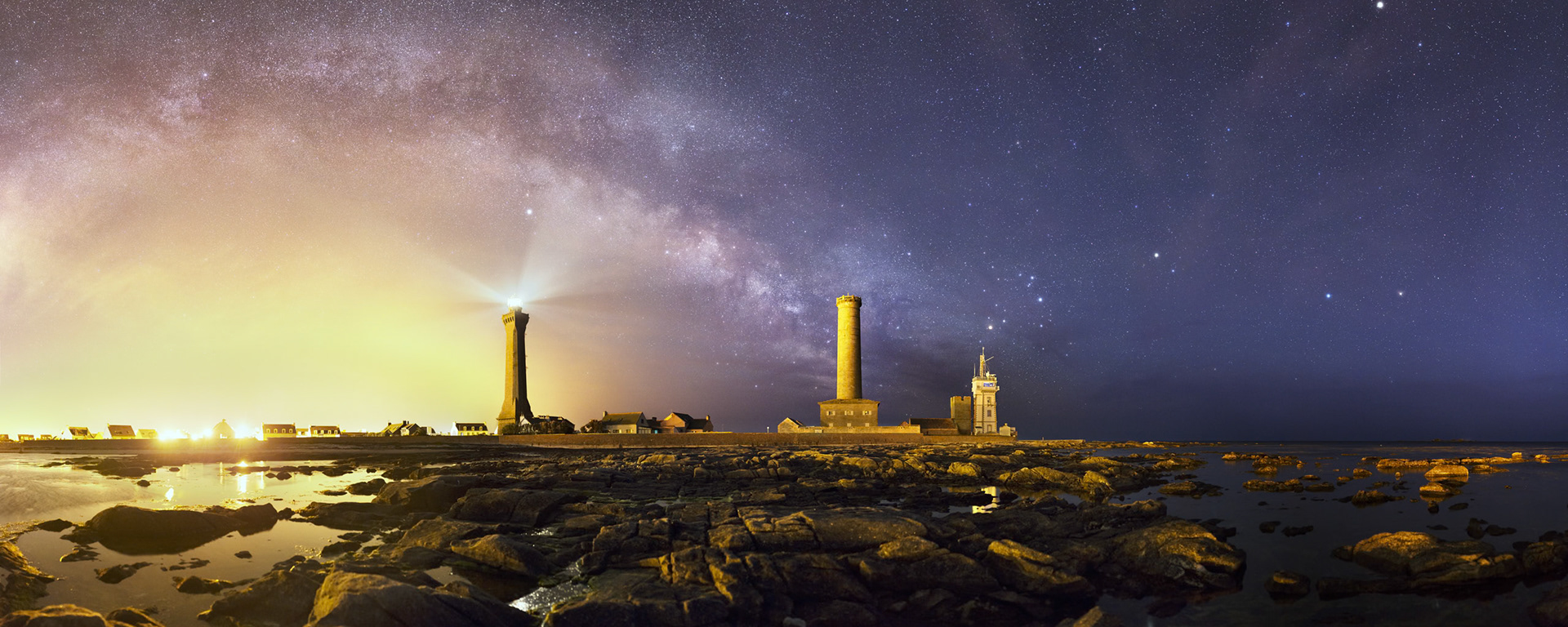 En ce 21 juin, la nuit tombe très tard. Il est minuit quarante et le ciel est encore faiblement bleuté, en tout cas, là où la pollution lumineuse n'est pas présente et ne masque donc pas la couleur naturelle du ciel. La Voie lactée qui émerge juste à gauche de l'ancien phare de Penmarc'h passe par dessus le phare d'Eckmühl. Tout à droite, Mars est à droite de Spica (dans la Vierge). En haut à droite du sémaphore, c'est Saturne et juste au-dessus de l'antenne du bâtiment, c'est Antarès du Scorpion. Altaïr, de l'Aigle est à la verticale d'Eckmühl. EXIF : Canon 6D + Sigma 35 mm f/1.4 à 2.0. 8 s à 3200 ISO. Panorama de 27 photos. 00h40