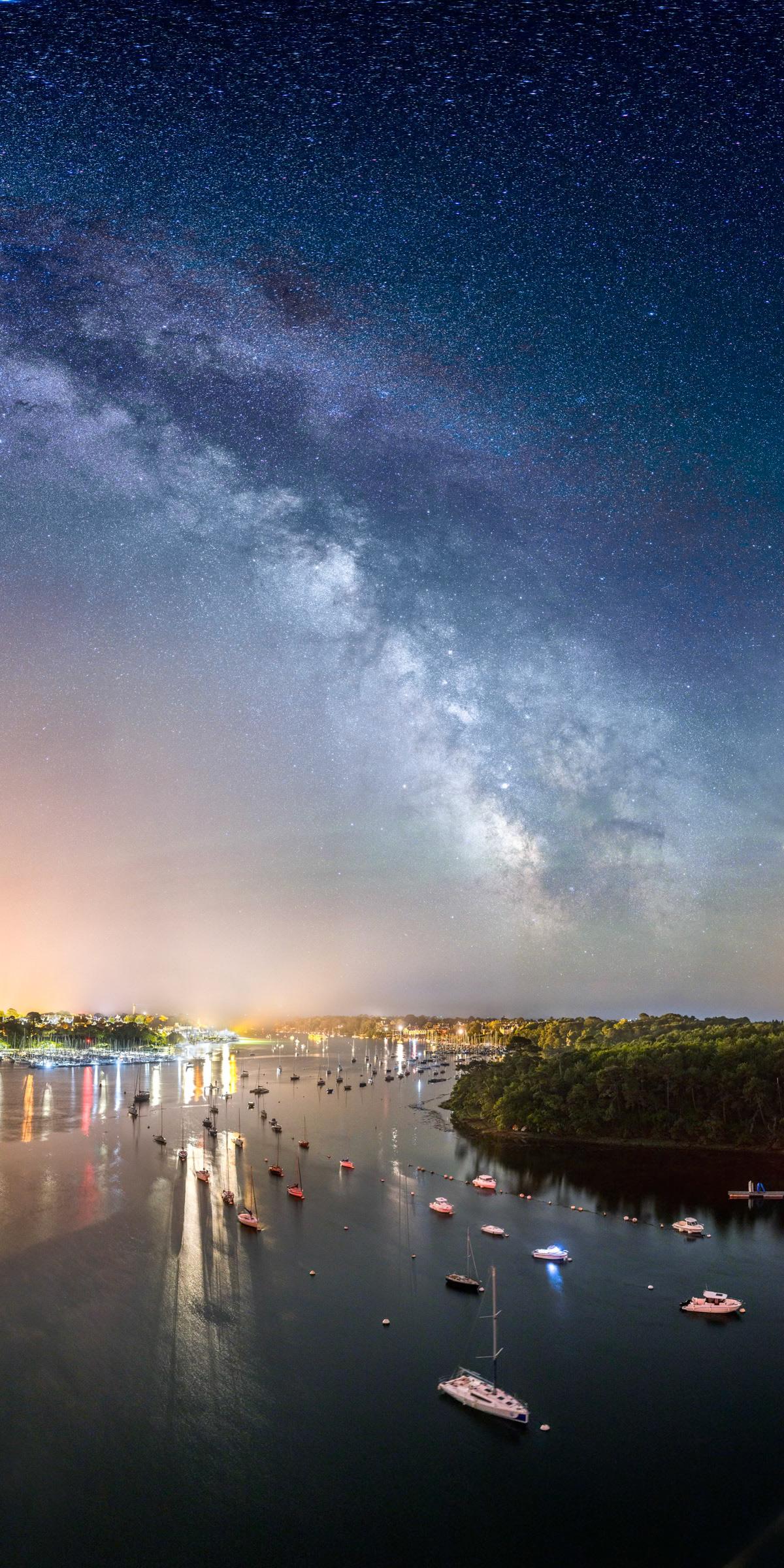 Installé sur le parapet du Pont de Cornouaille, je profite du passage de la Voie lactée au-dessus de l'Odet pour immortaliser le Port de Bénodet (à gauche) et Sainte-Marine (à droite).