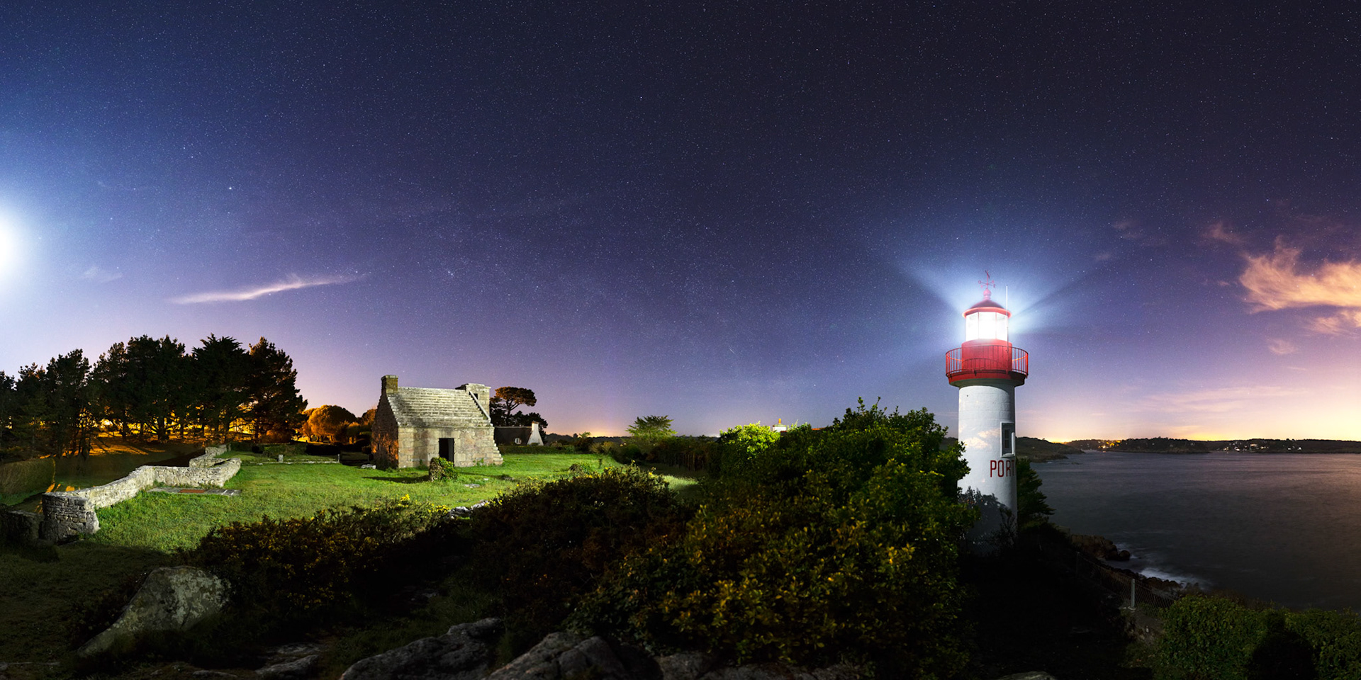 Le phare de Port Manec'h illumine la pelouse devant la maison des douaniers, mais ce n'est pas le seule source de lumière. La Lune en croissant (située tout à gauche hors du champ) contribue aussi à la luminosité du paysage.