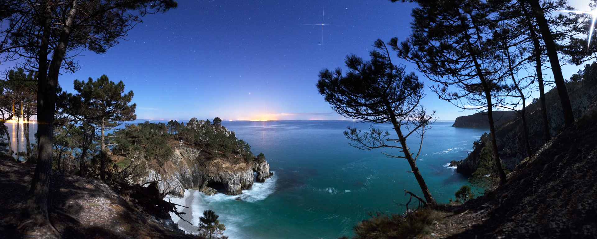 Mars est proche de l'opposition. Située dans la constellation de la Vierge, elle est visible avec au premier-plan l'Île Vierge. Saturne est proche de l'horizon, au centre de la photo. Et la Lune gibbeuse est tout en haut à droite.