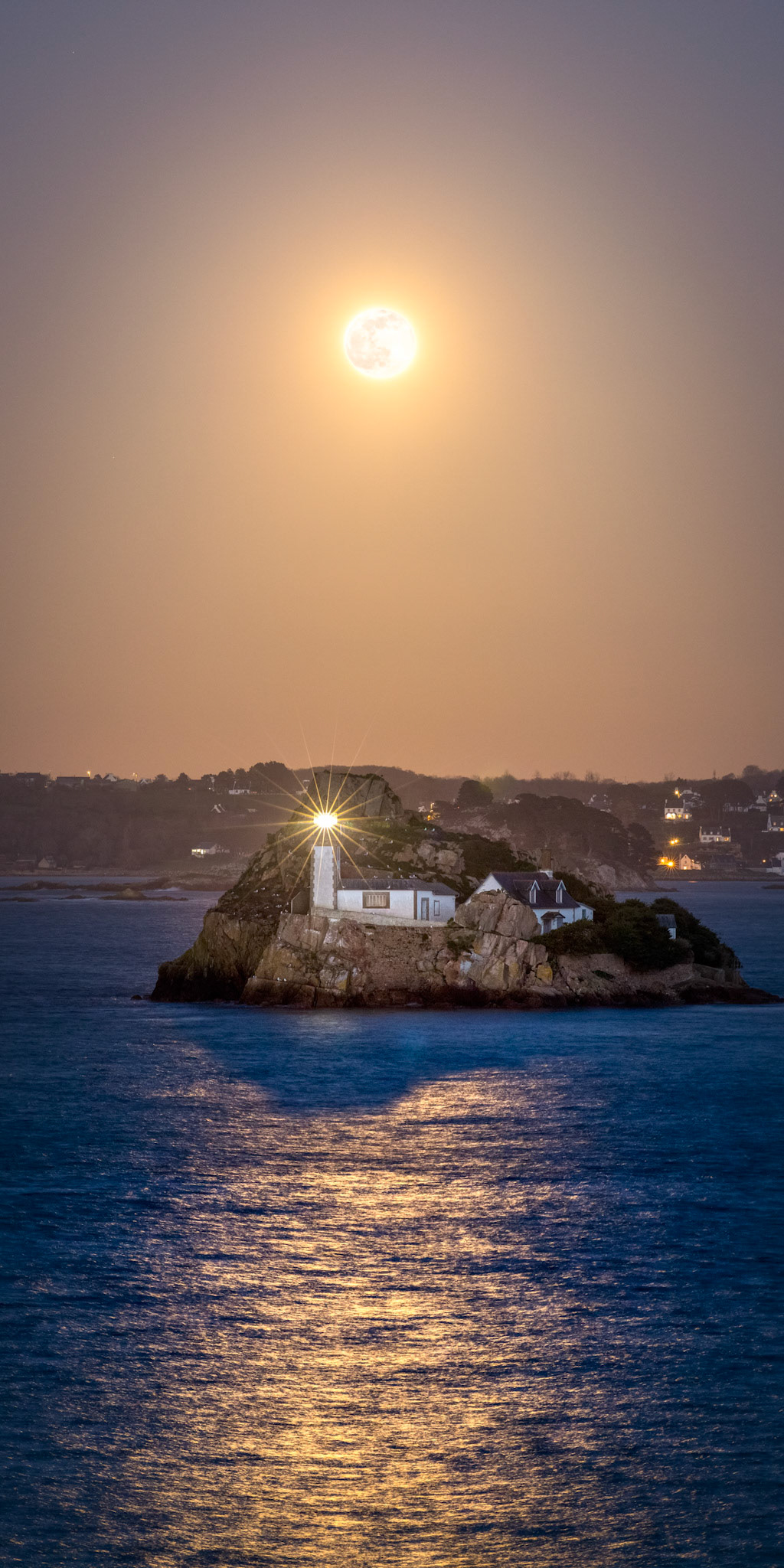 En passant à la verticale de l'Île Louët (dans la baie de Morlaix), la Pleine Lune souligne l'îlot d'un splendide reflet.