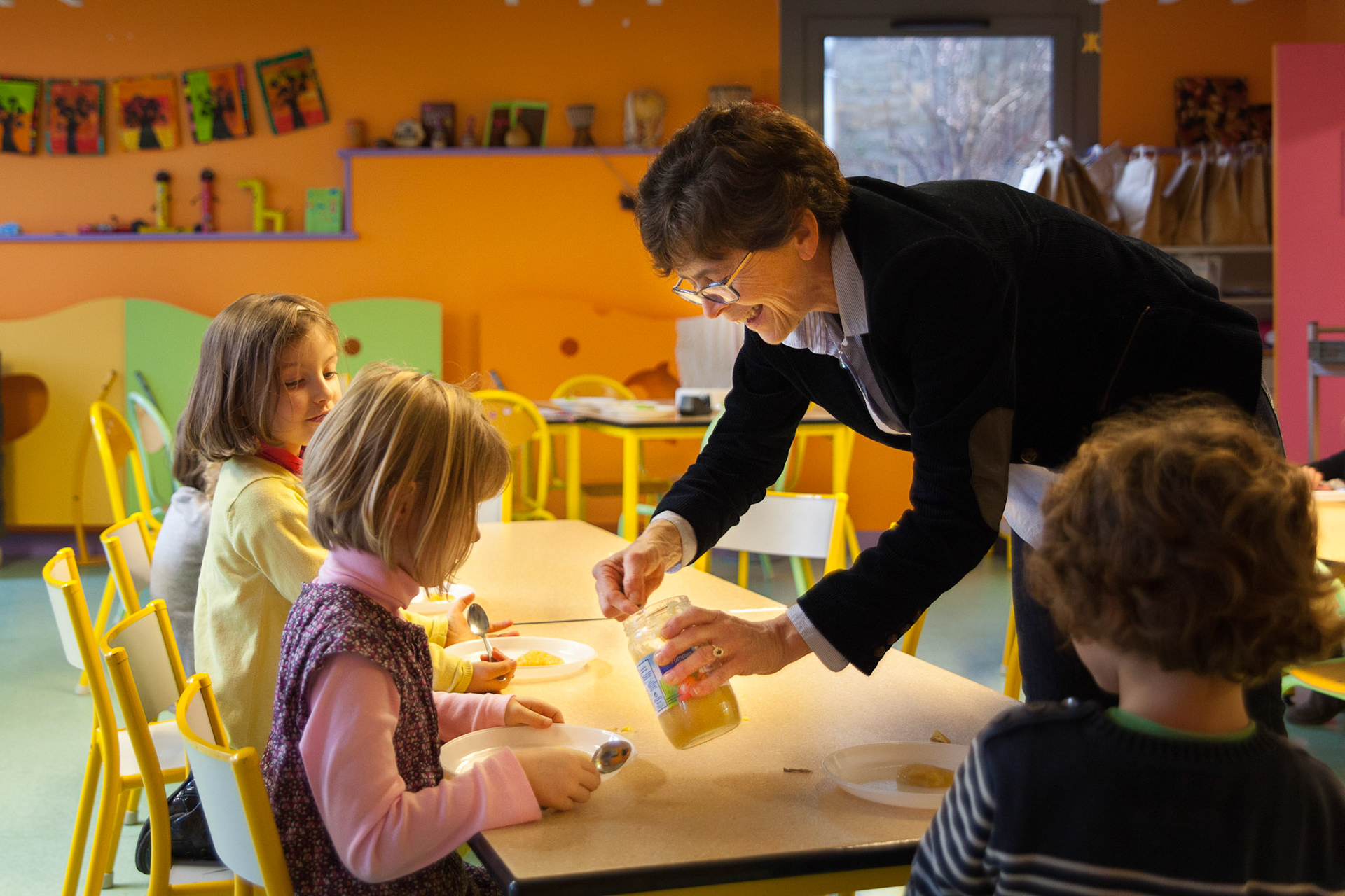 Marie-Annick Morvan anime un atelier sur le goût dans le cadre des TAP. Les enfants de maternelle regardent, sentent puis goûtent différentes pommes et donnent leur avis. Suite à quoi ils font de même avec de la compote de pommes.