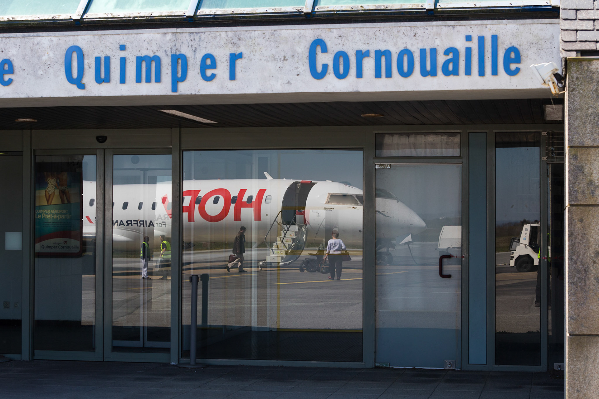 Des passagers embarquent dans un avion de la compagnie Airfrance à l'aéroport de Quimper.