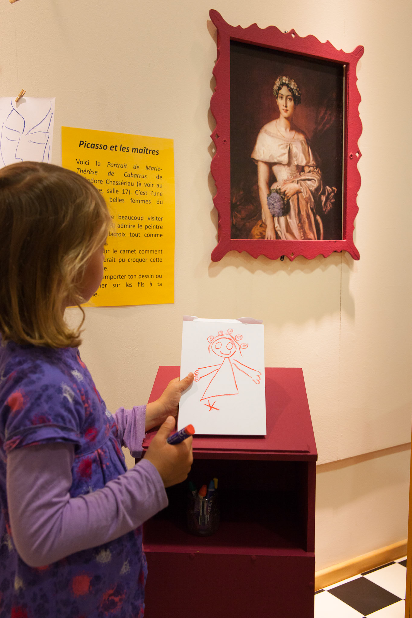 Dans la salle "secrets d'atelier" qui permet aux enfants de se familiariser avec l'oeuvre de Picasso, des primaires tentent avec plus ou moins de succès de reproduire une oeuvre du génie des arts.