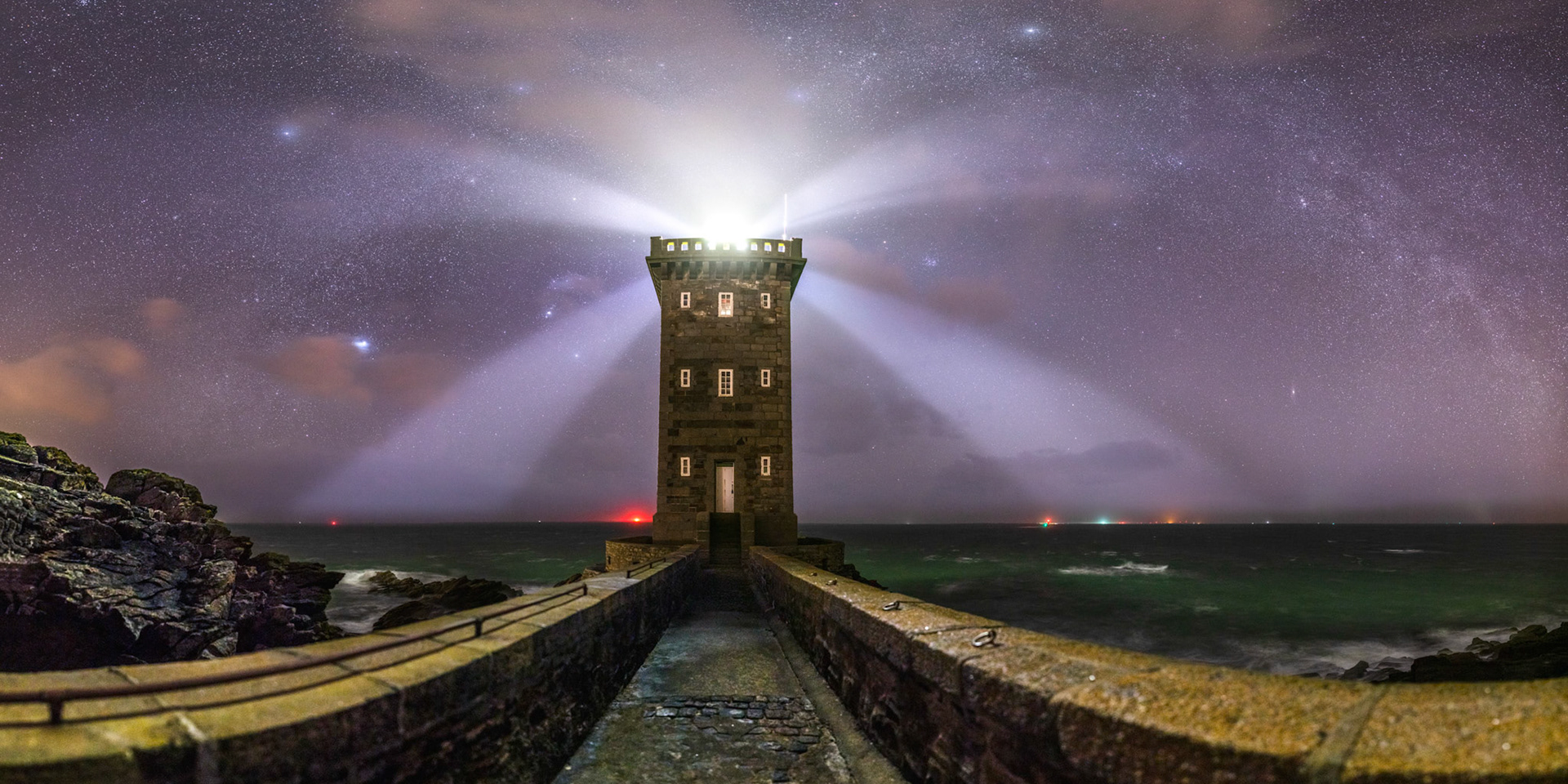 Le phare de Kermorvan est le dernier rempart avant l'hostilité de l'océan ! Le ciel est piqué de millions d'étoiles grace à la présence de la Voie lactée qui traverse les constellation d'hiver.
