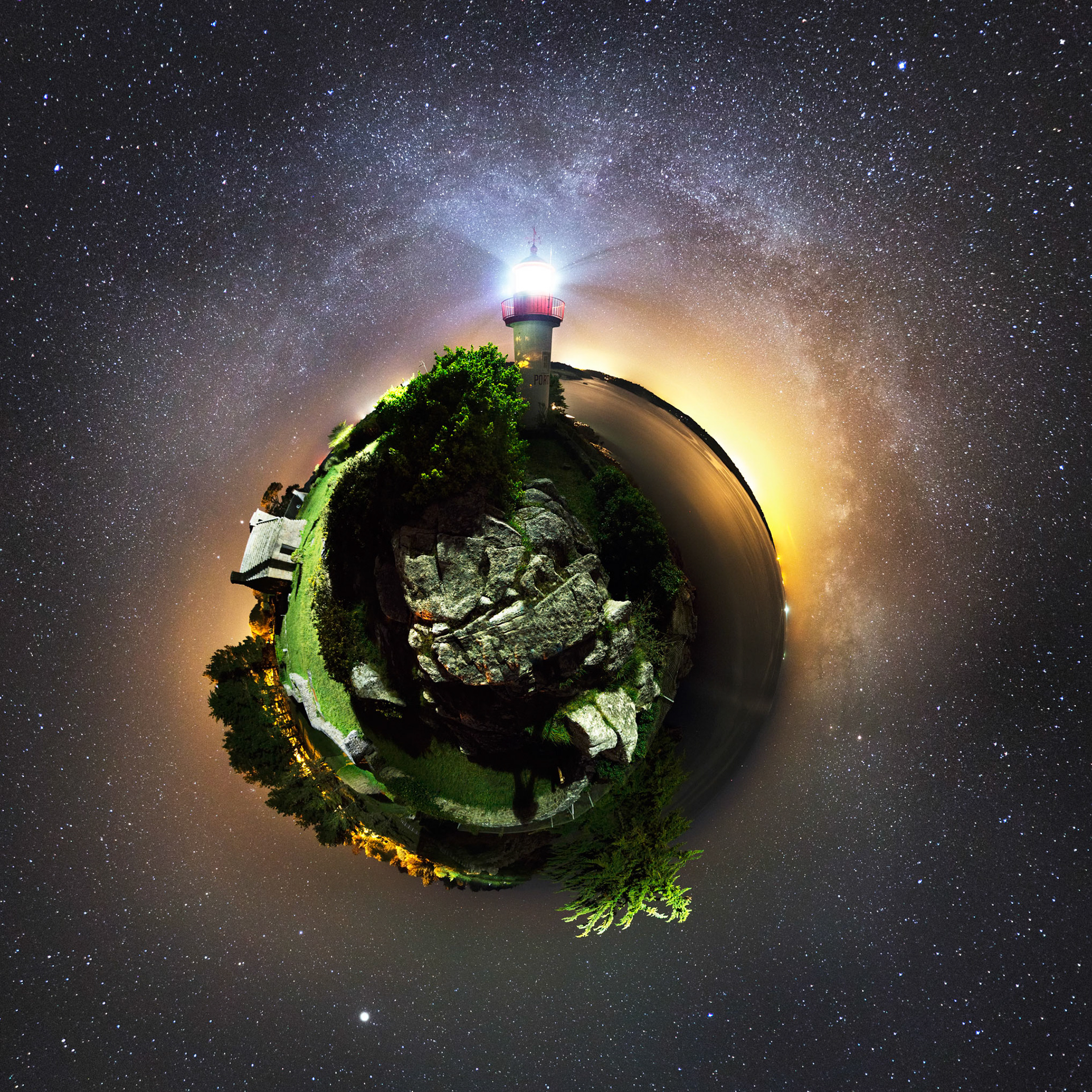 Sur cette vue de type "petite planète", le phare de Port-Manec'h se dresse au milieu des étoiles sous l'arche de la Voie lactée. C'est le phare qui illumine la pelouse à gauche et projette mon ombre en bas.