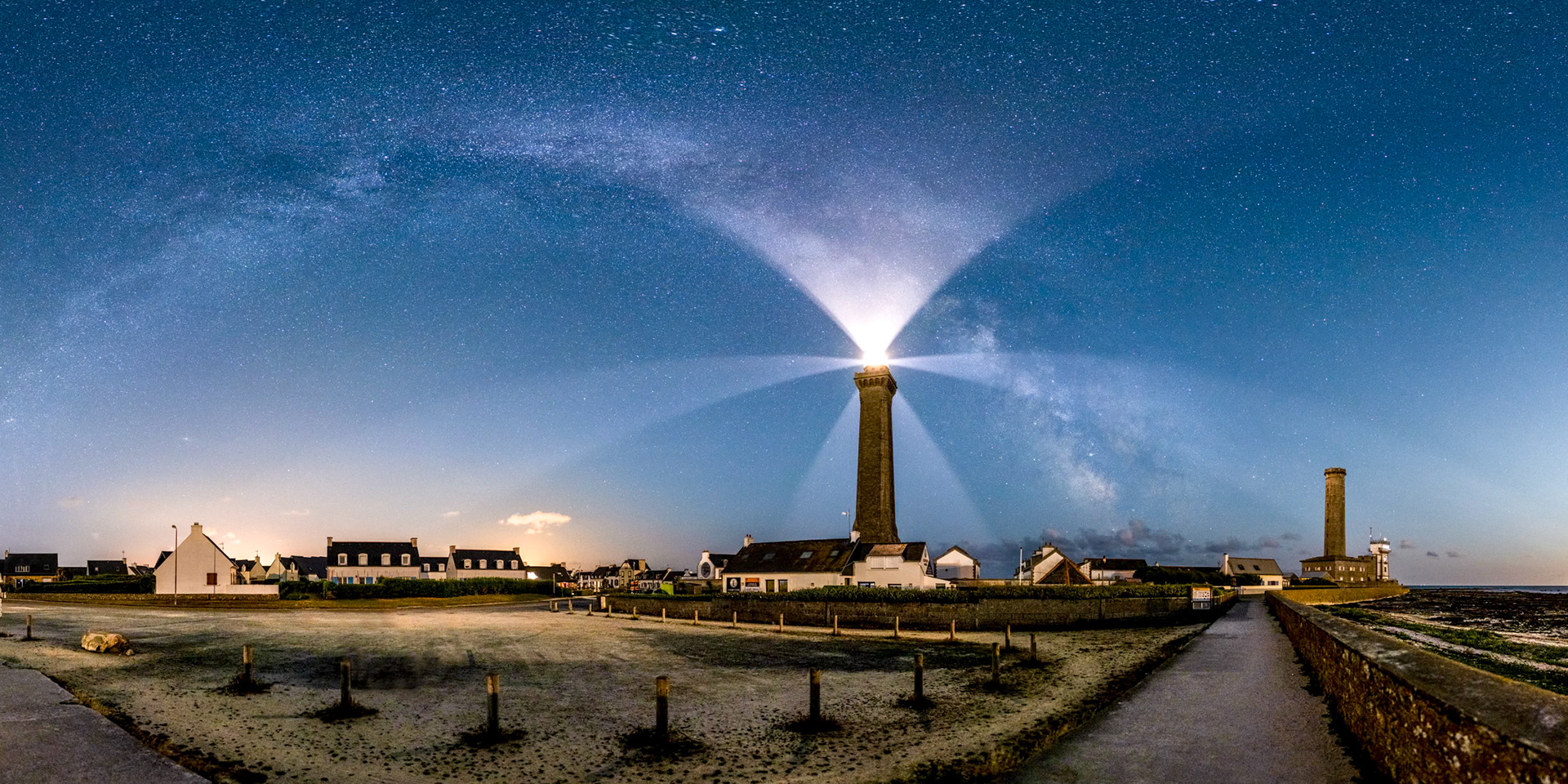 Une pause de 2 s seulement me permet d'obtenir de beaux faisceaux bien séparés les uns des autres. Depuis le parking situé au nord des phares, la Voie lactée s'insinue entre eux et d'élève vers la gauche en direction du nord-est.