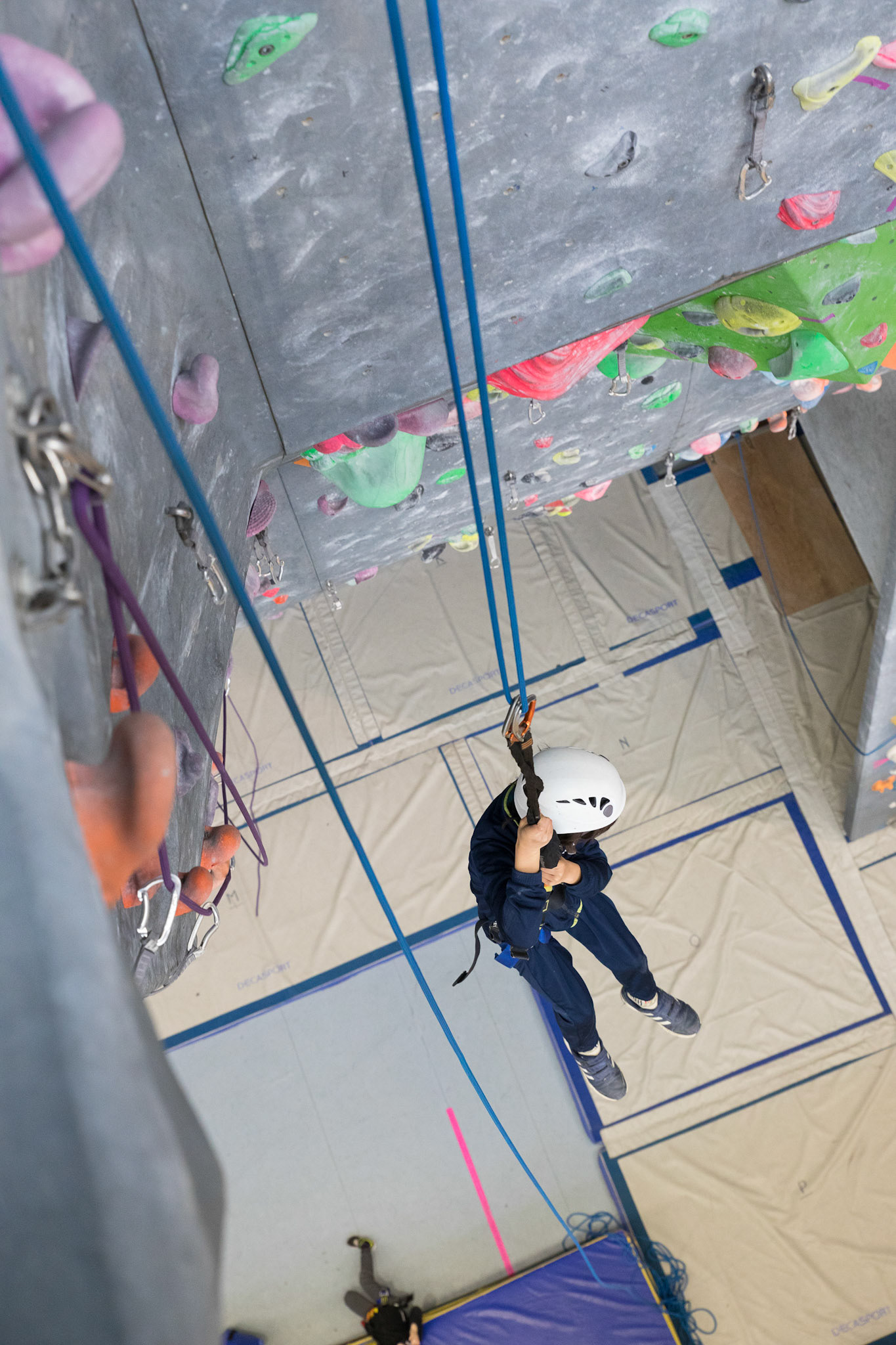 Séance d'escalade le 14 mars 2018 à la halle des sports de Penhars. Des enfants hospitalisés au pôle psychiatrie de Gourmelen découvrent l'escalade en salle.