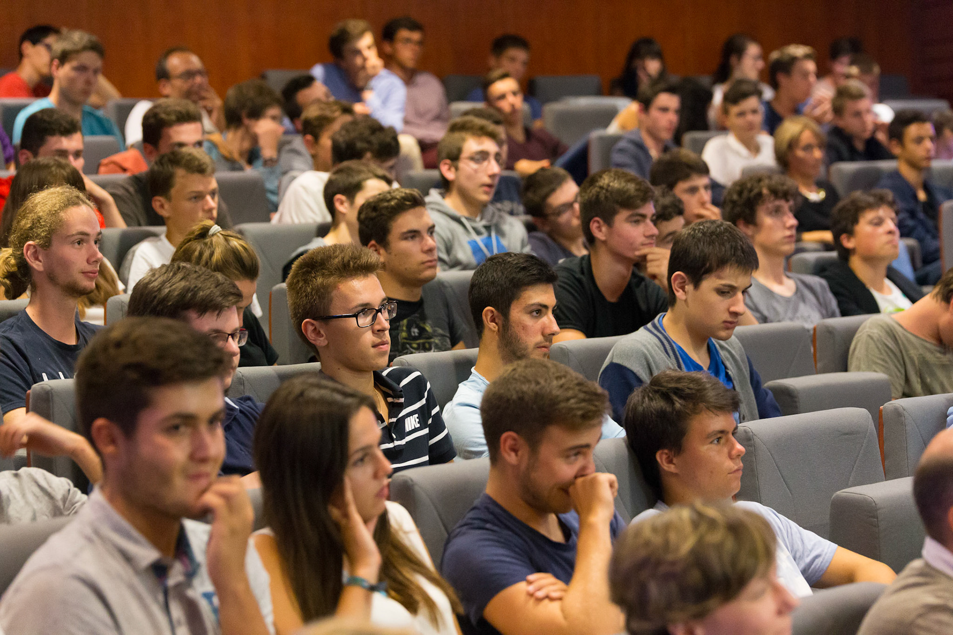 Le jeune public est attentif aux propos du conférencier.