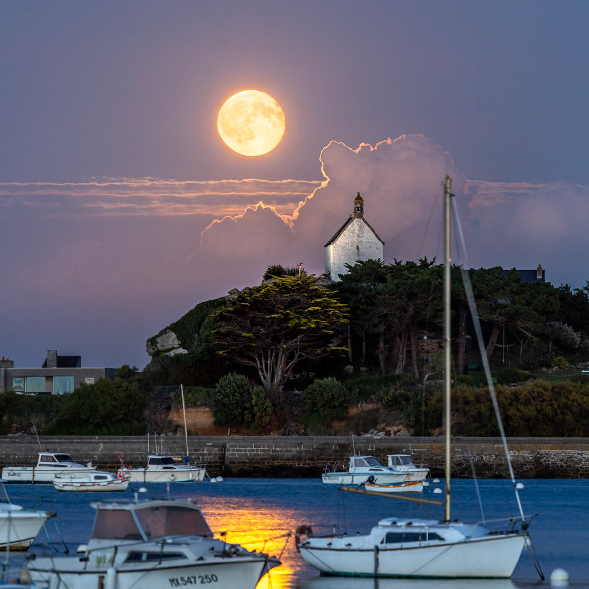 La Lune se lève à gauche de la Chapelle Sainte-Barbe de Roscoff. Par chance, un cumulonimbus dont le limbe est surligné par l'astre sélène sépare les deux univers, terrestre et céleste.