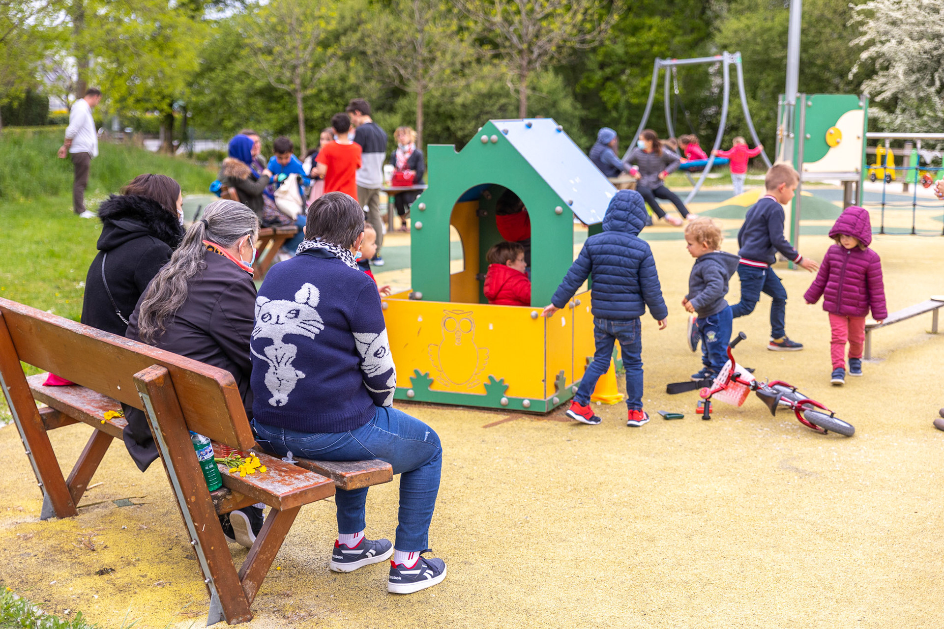 Des enfants jouent dans l'aire de jeux de Kervouyec.