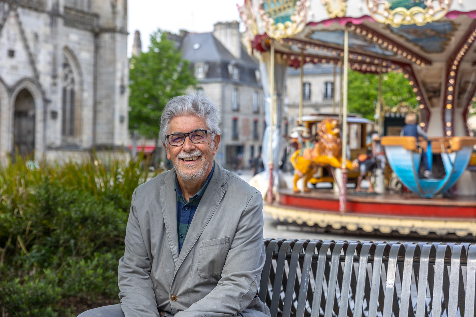 Joe Lae, médiateur de la ville de Quimper devant la mairie centre.