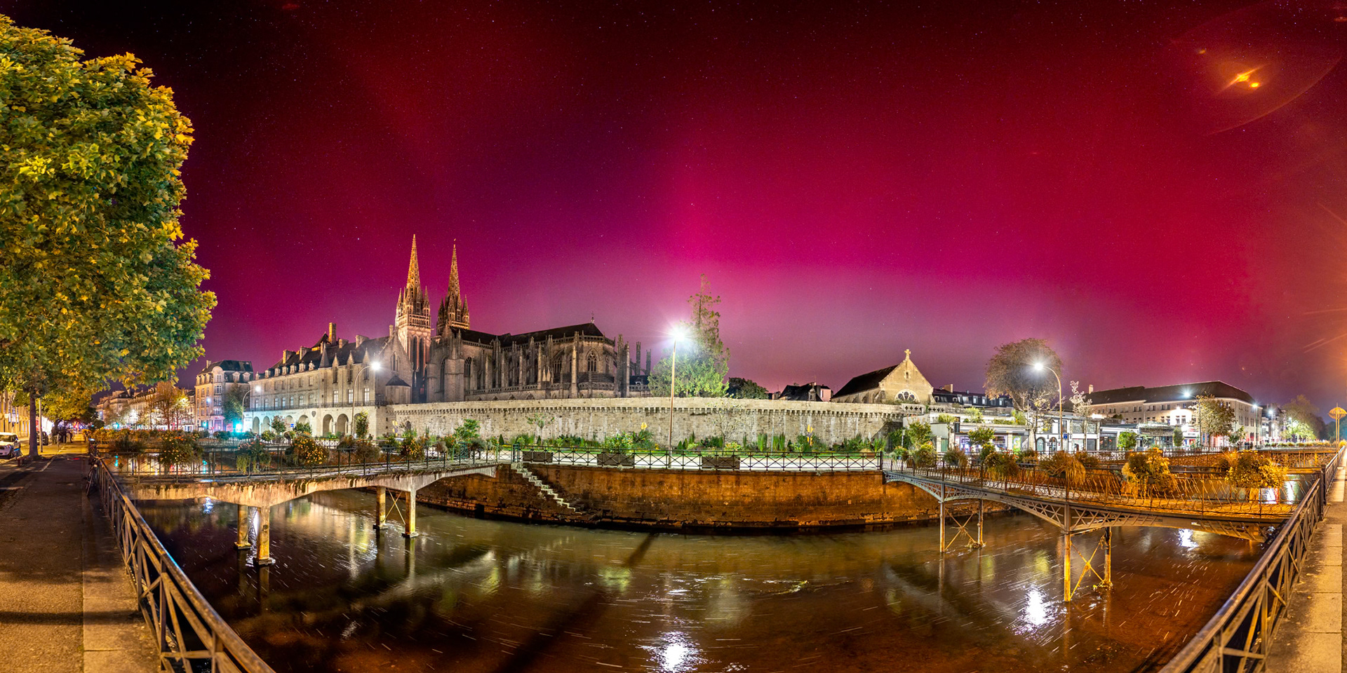 Je redescends du Mont Frujy en pensant qu'il sera possible de photograpier cette incroyable aurore boréale d'octobre 2024 depuis les quais de l'Odet. Même si les fines structures de l'aurore se sont étiolées, l'effet reste spectaculaire sans que la pollution lumineuse ne soit réellement un problème. Le machin jaune en haut à droite est le reflet d'un lampadaire juste en dehors du champ.