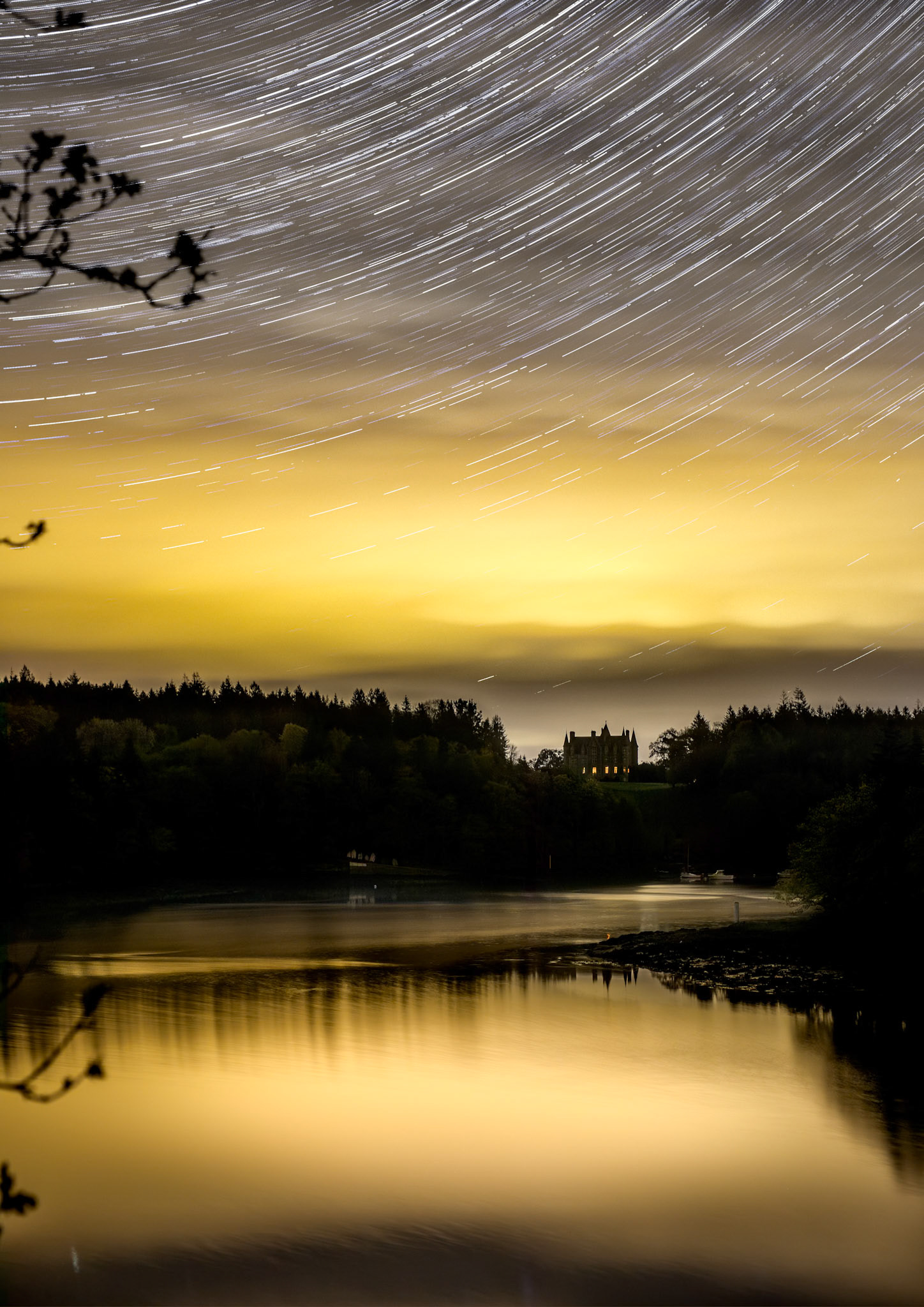 Les nuages oranges (éclairés par Quimper) qui défilent derrière le Château de Kerambleiz  confèrent au lieu une atmosphère toute particulière, comme issue d'une histoire d'Edgar Allan Poe. Les nuées se reflettent dans les eaux calmes de l'Odet.
