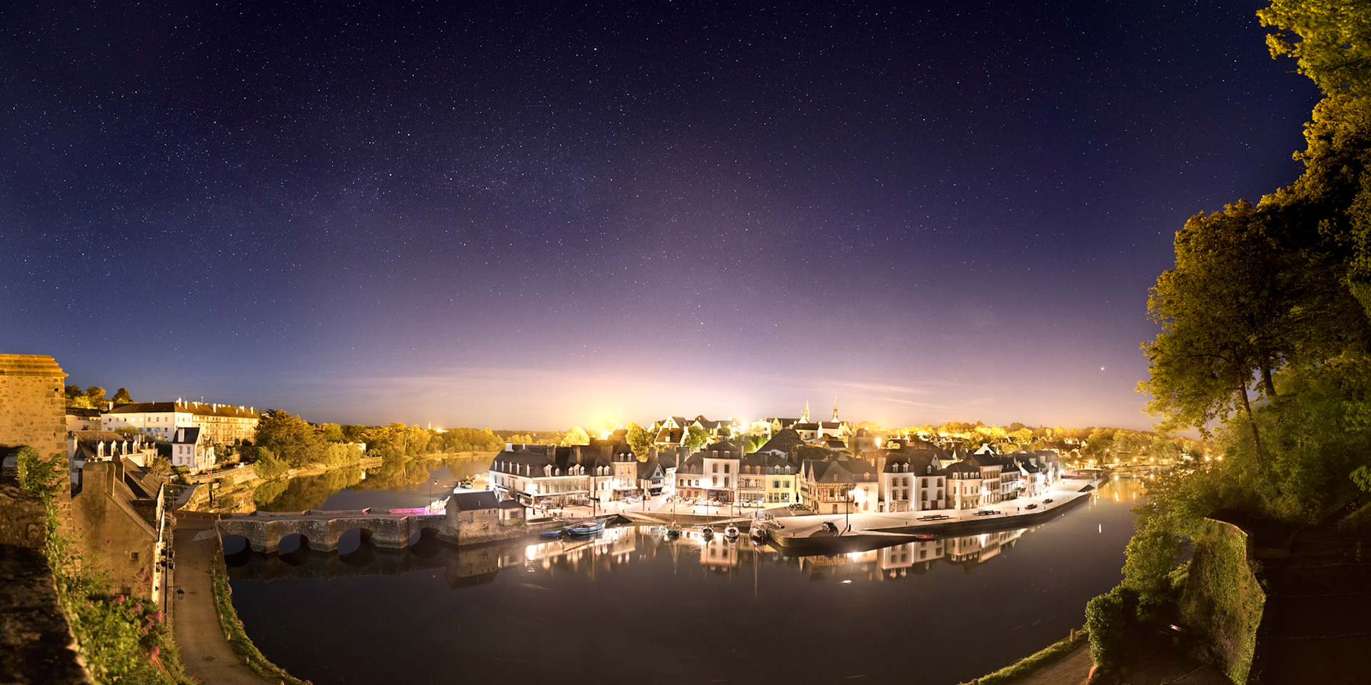 La Voie lactée enjambe le petit port de Saint-Goustan situé face à Auray. Tout à droite, la brillante Jupiter qui se reflète dans les eaux calmes de la rivière.