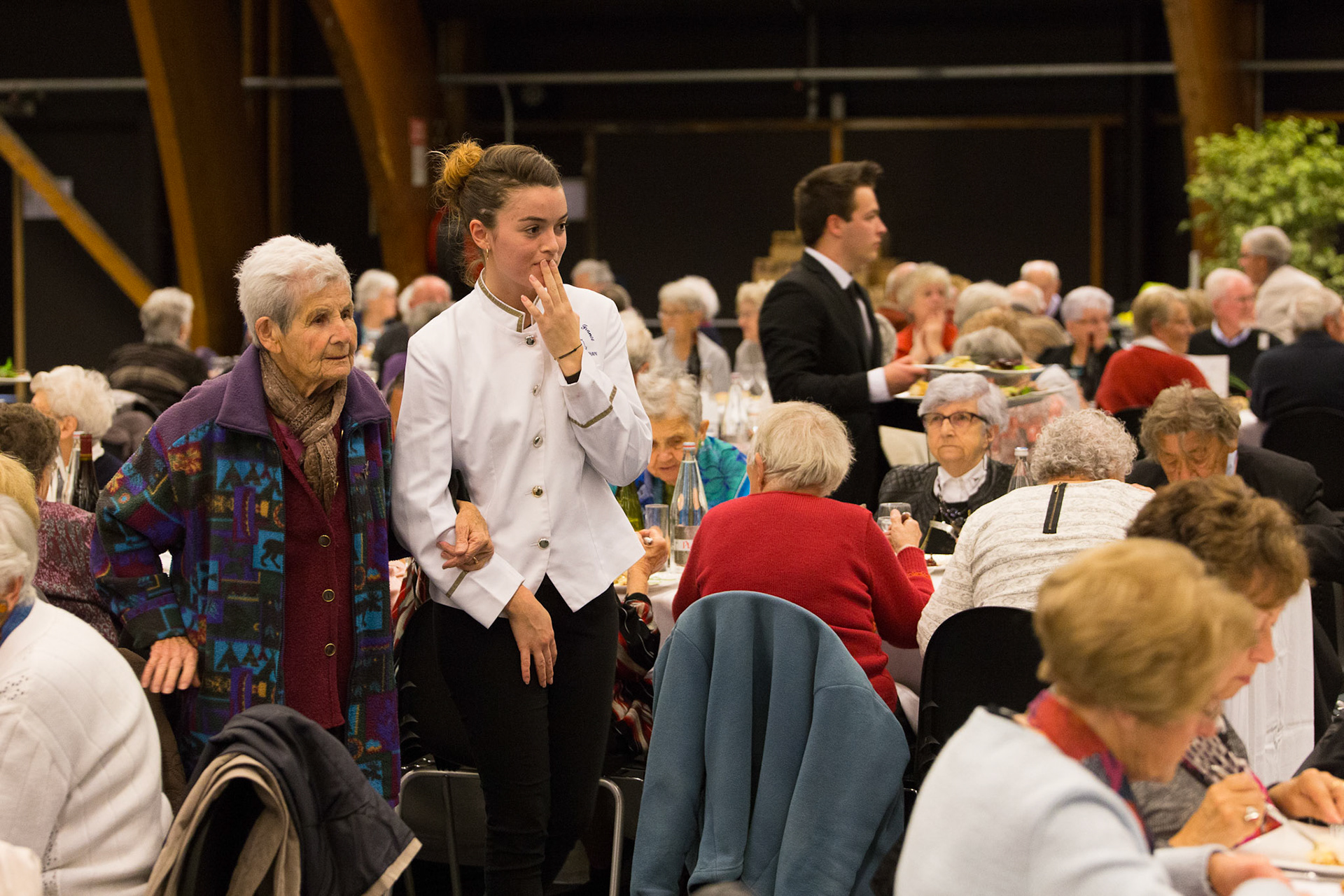 Une dame âgée ne retrouve plus sa place parmi les 650 convives !