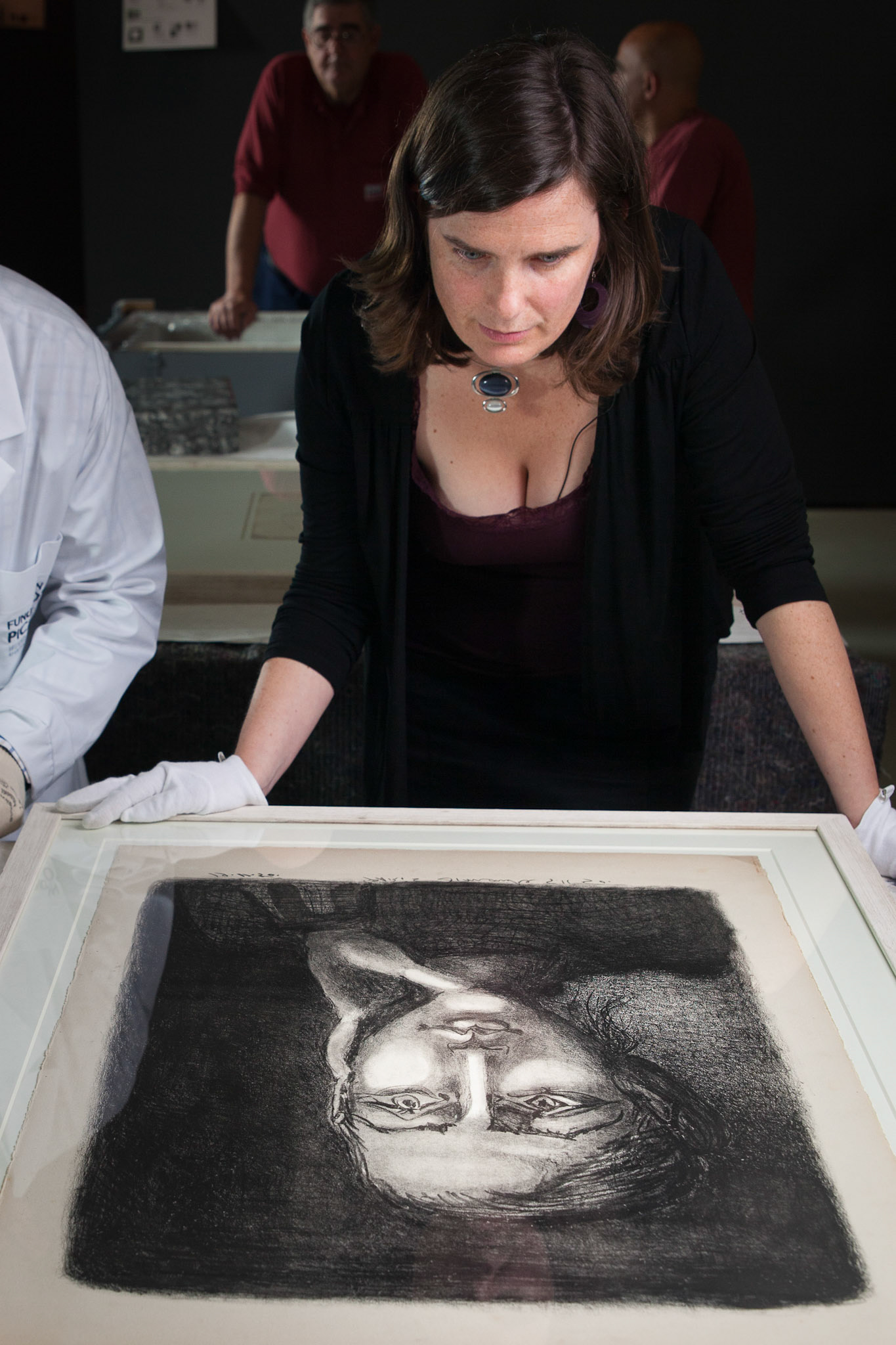 Sophie Kervran, directrice adjointe du musée des Beaux-Arts, fait un état des lieux avec José Manuel Moréno lors du déballage des estampes prêtées par la fondation Picasso de Malaga.