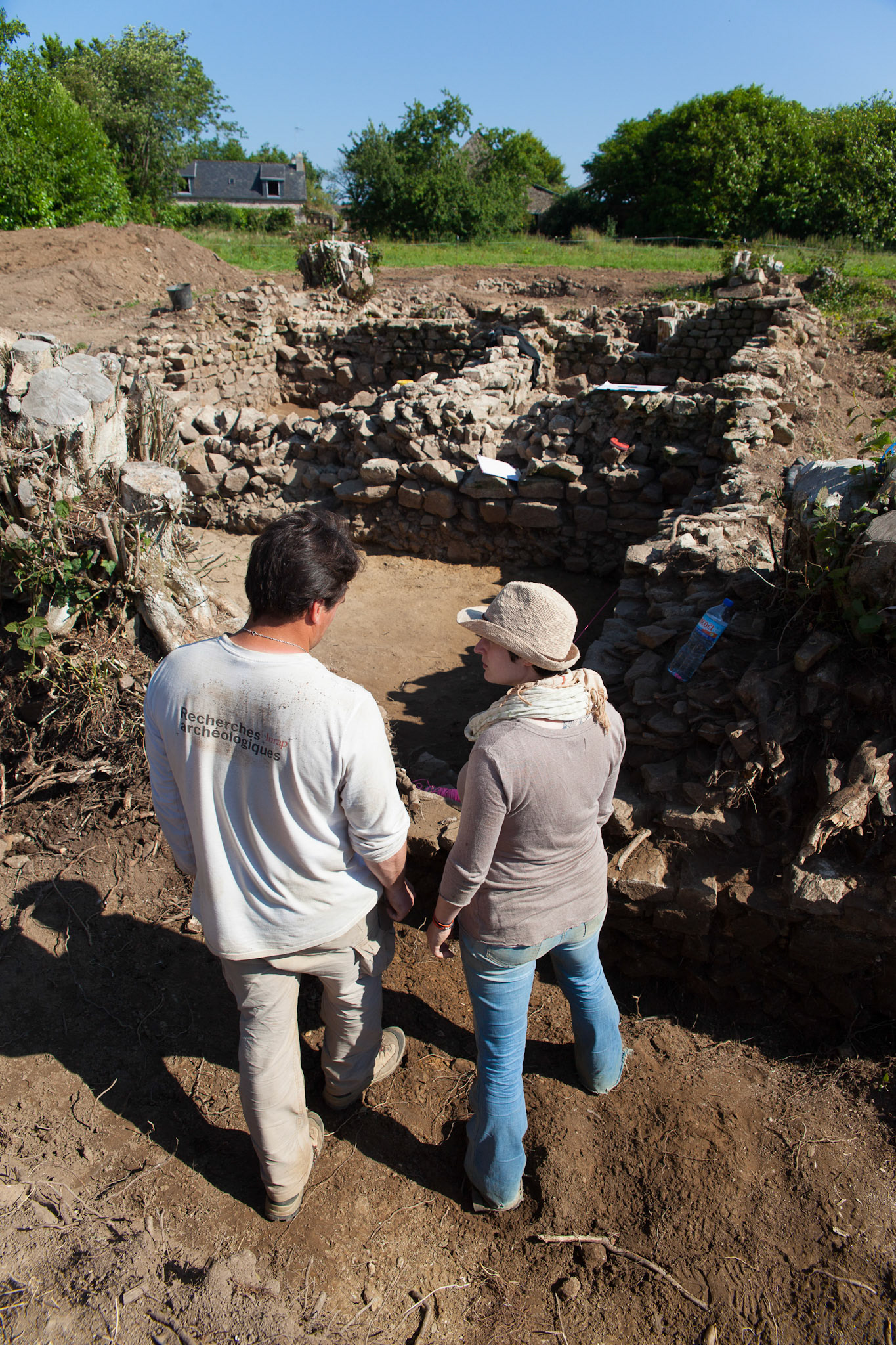 Le chantier de fouilles de la villa romaine de Plomelin est l'occasion pour les étudiants de se former à la pratique des fouilles.