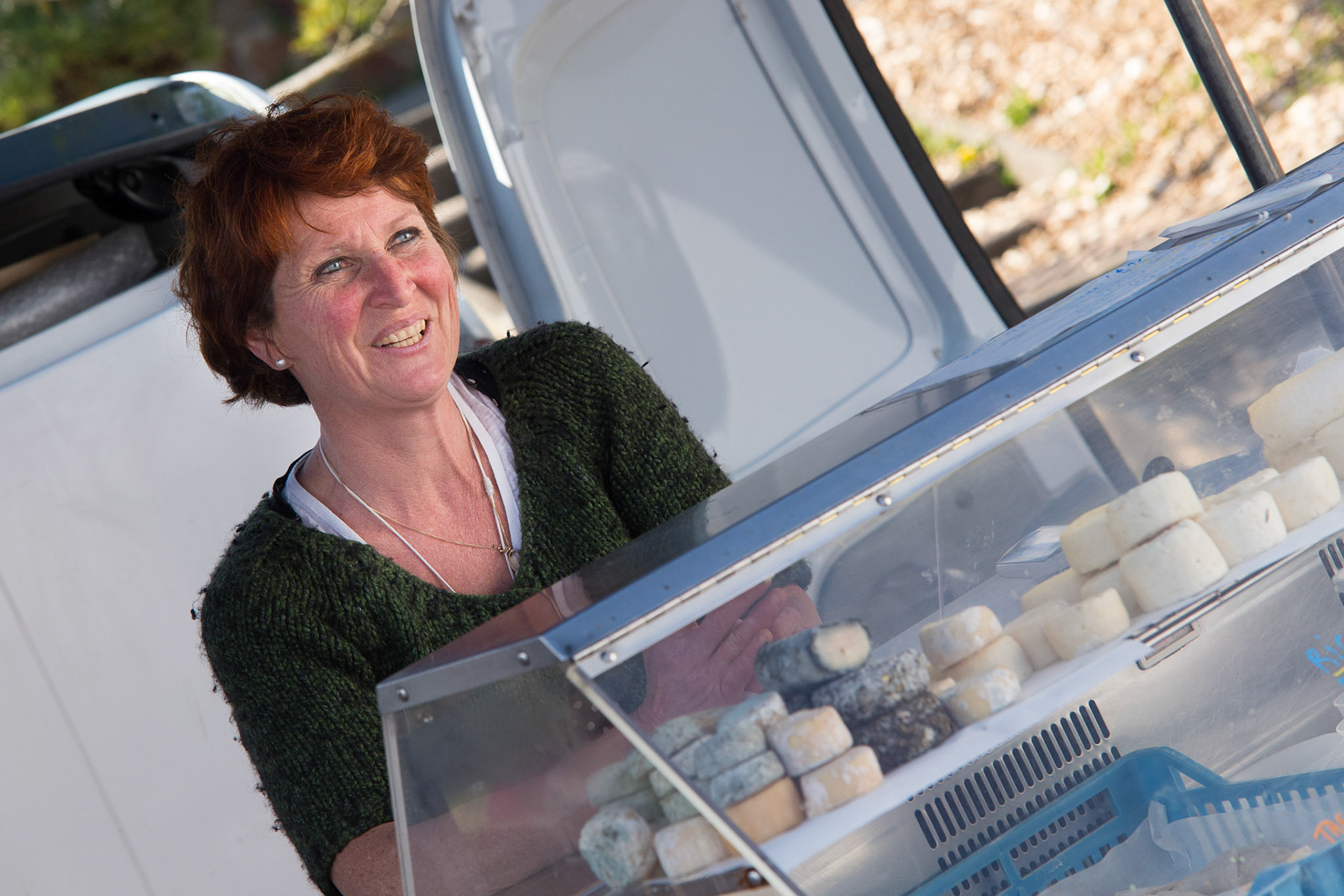 Arlette Chevalier au marché bio de Kerfeunteun, derrière son étale de fromage de chèvre produit à la ferme caprine de Logonna.