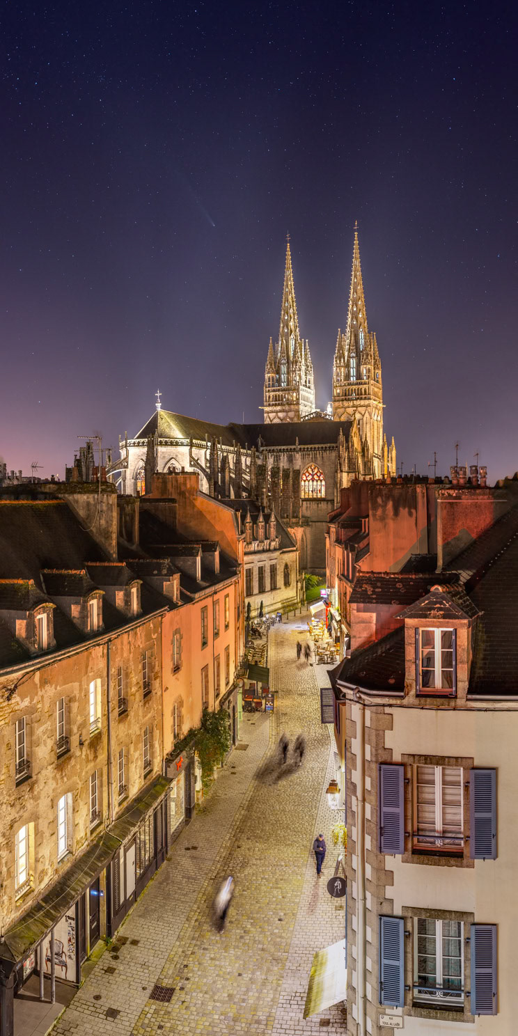 Je profite du passage de la comète Tsuchinshan-ATLAS plein ouest (en haut à gauche sur la photo) pour faire une photo depuis une terrasse qui domine la rue du Frout et la rue Toul Al Laër. La comète est peu visible à cause de la pollution lumineuse de la ville de Quimper, mais la beauté du point de vue compense largement la faiblesse de l'astre.