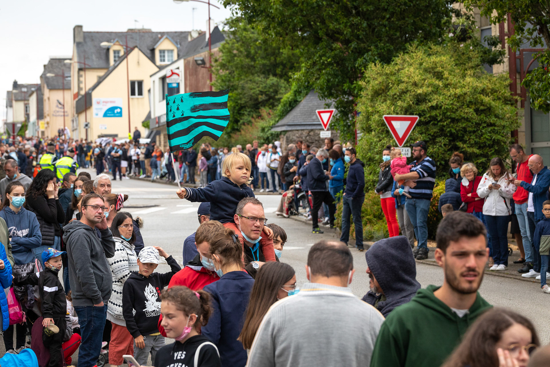 Scène du passage du Tour de France dans le centre-bourg de Briec le 26 juin 2021.