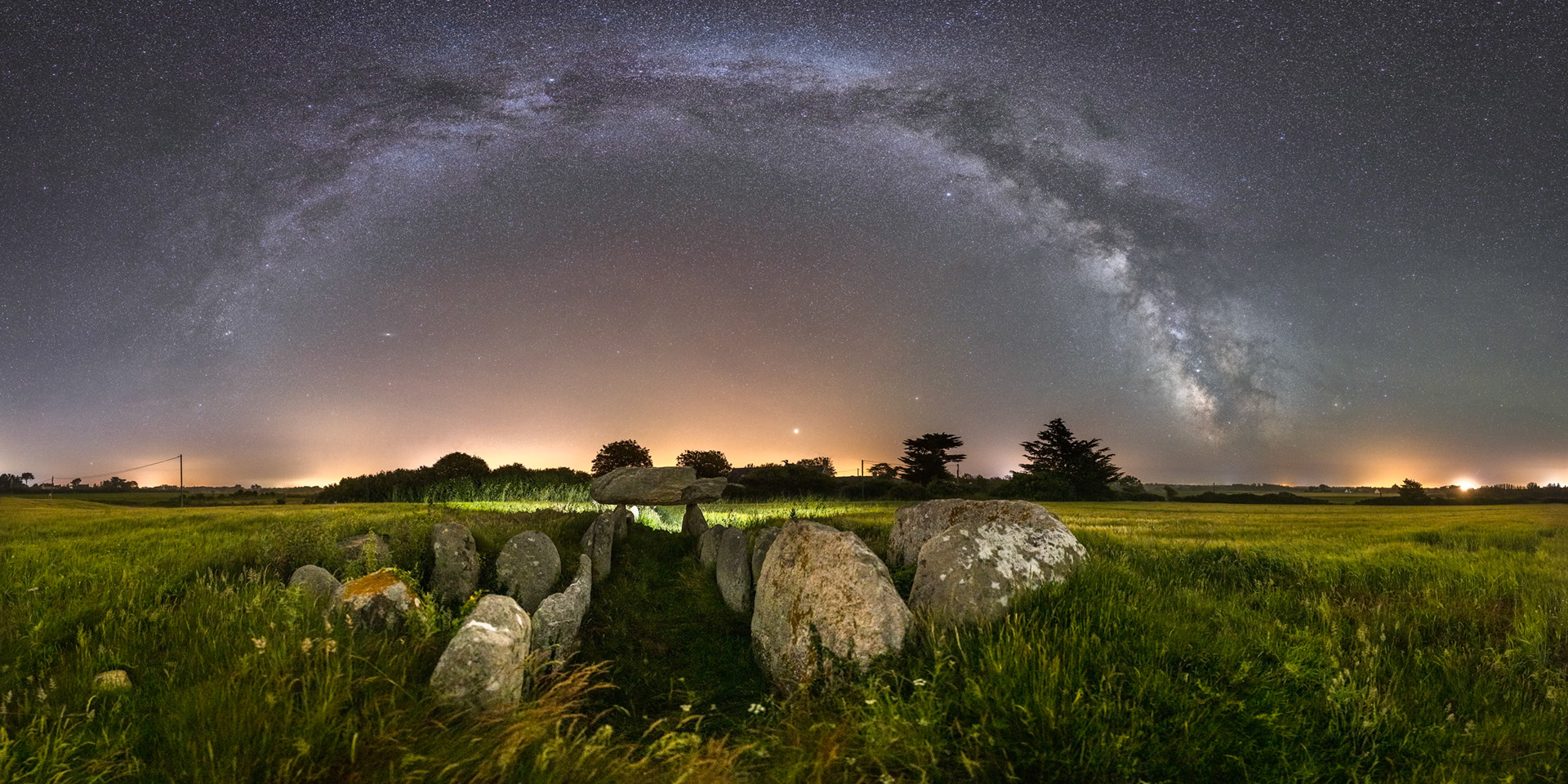 L'allée couverte de Kérugou est orientée est-ouest, de telle sorte qu'elle semble conduir l'oeil vers l'arche de la Voie lactée. Entouré d'un champ de céréales, le site est très reposant.