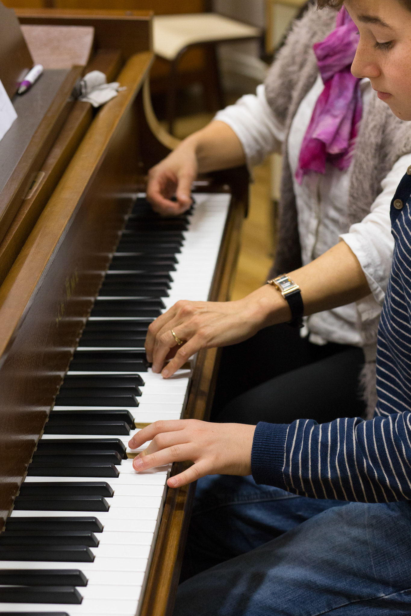 Cours de piano à 4 mains : Giovanni Argiolas , l'élève, joue accompagné de l'enseingnante de piano Patricia Mazé