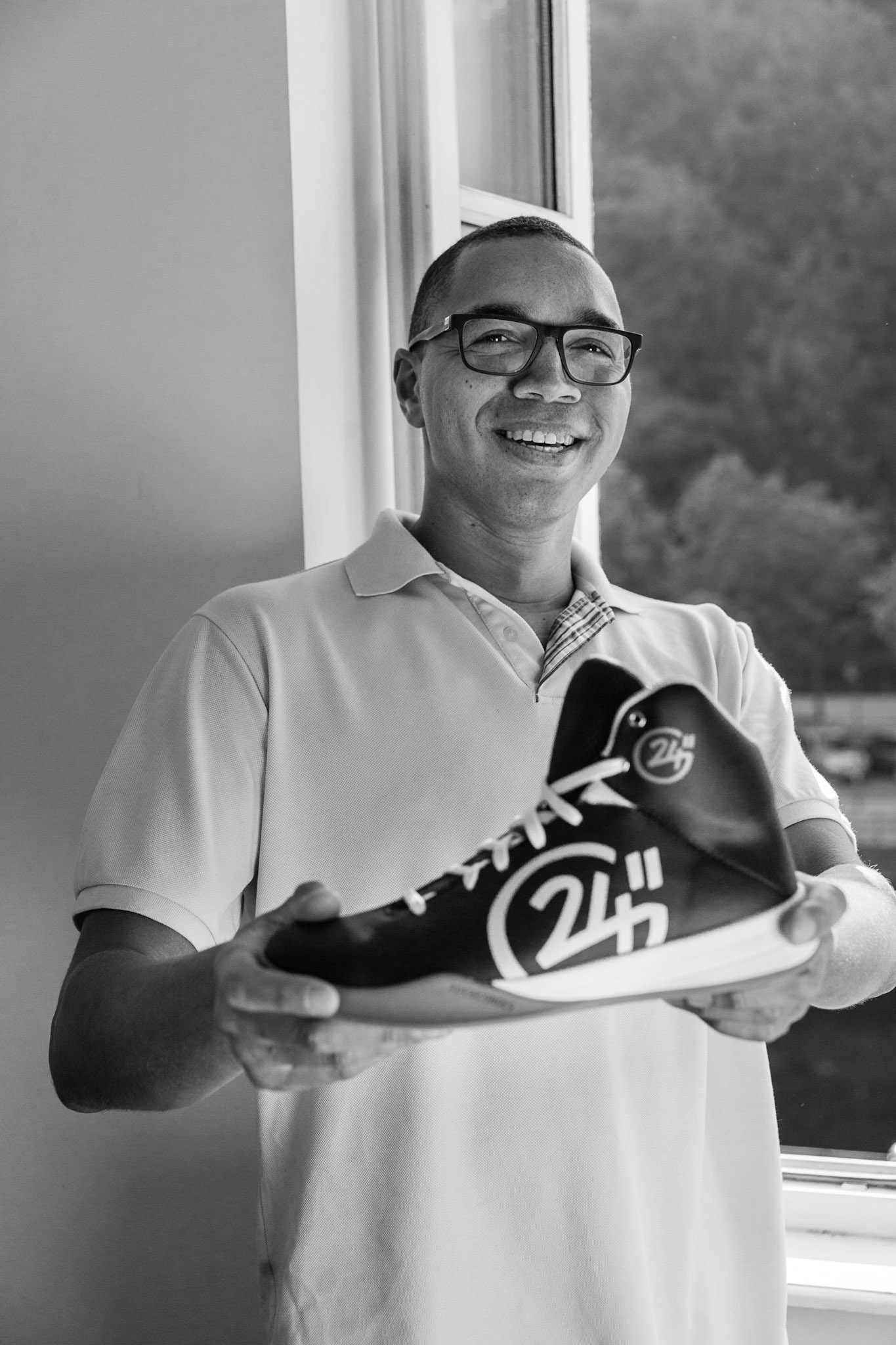 L'ancien basketteur pro de l'équipe de Quimper Louis-Florent Beng lance une marque de chaussures de basket appelée 24".