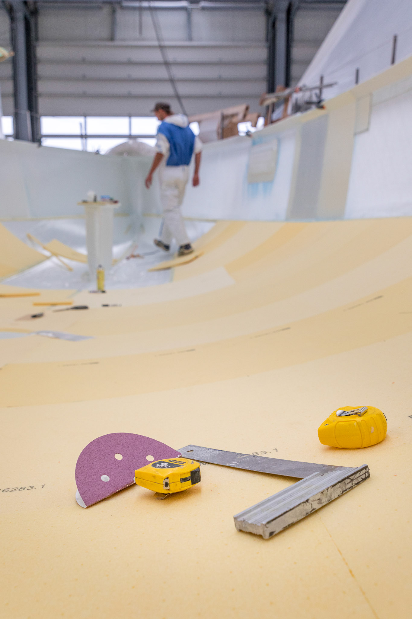 Les techniciens du chantier naval Structures en train de s'activer sur les bateaux Pogo.