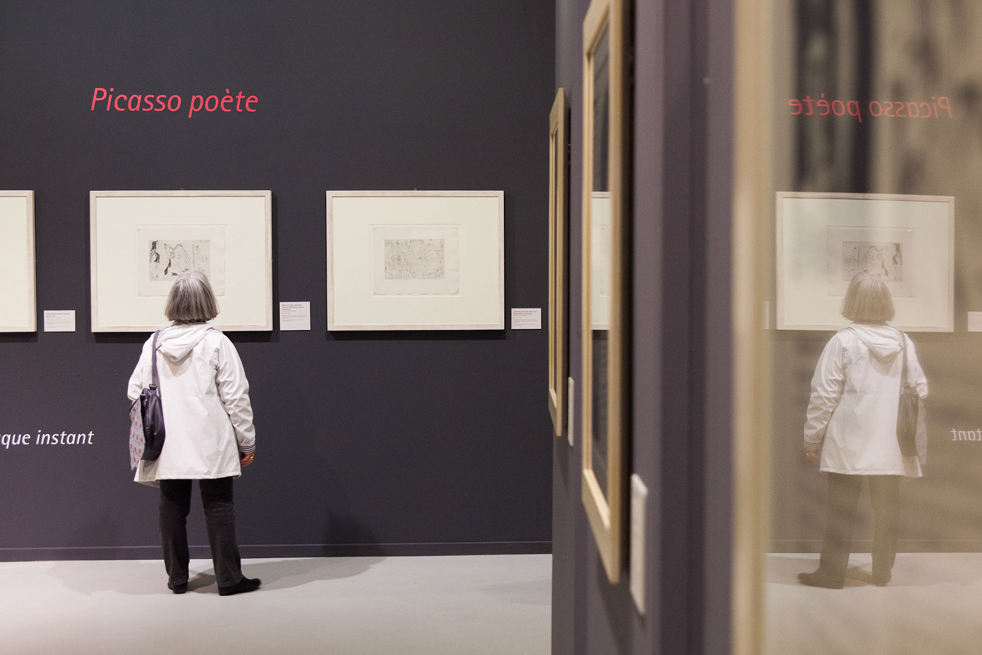 Des visiteurs de l'exposition "Picasso : l'éternel féminin" du musée des Beaux-Arts admirent les estampes du célèbre artiste.