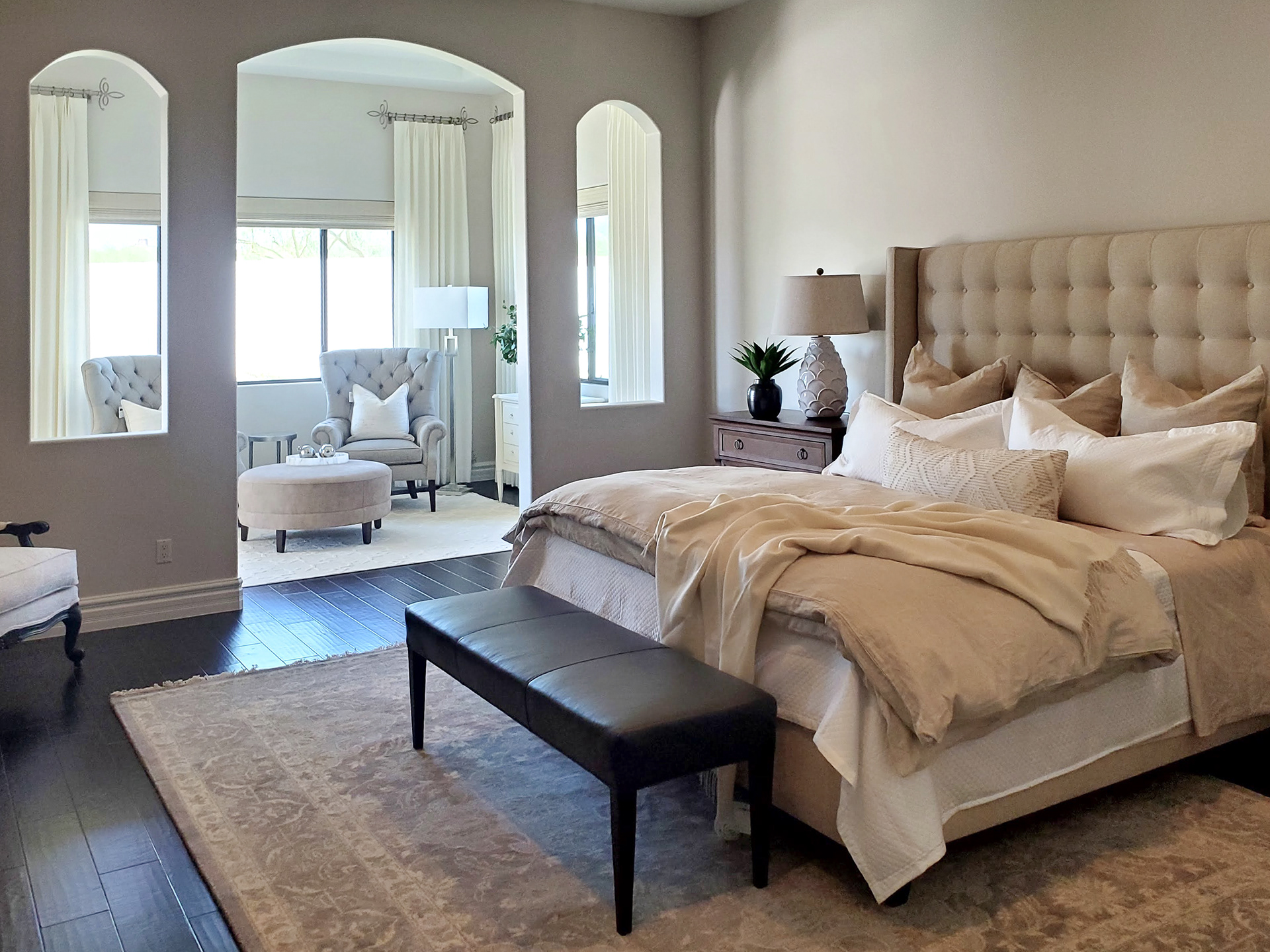 An intentional flow of space, utilizing arched transitions to bridge light and comfort.