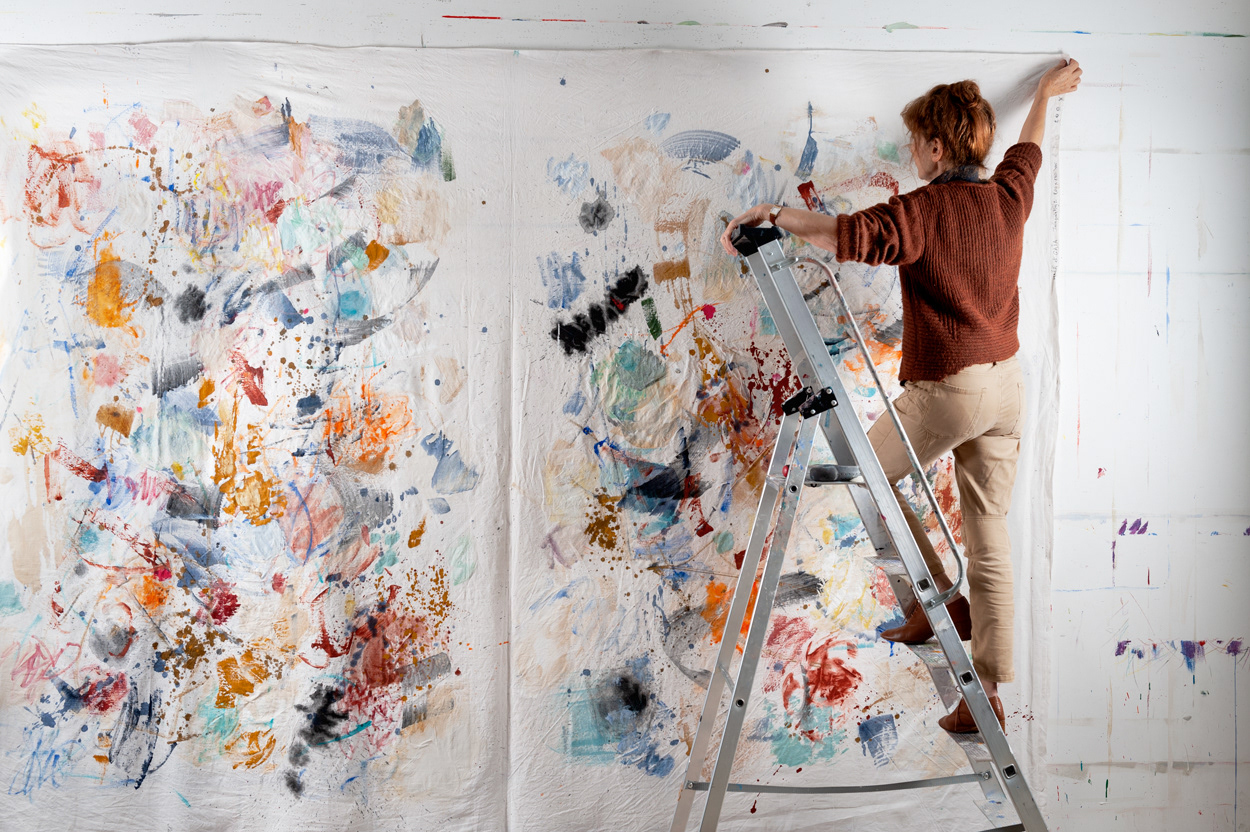 L'artiste Claudie Laks dans son atelier