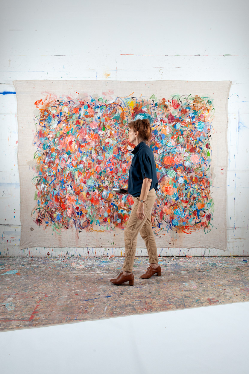 L'artiste Claudie Laks dans son atelier