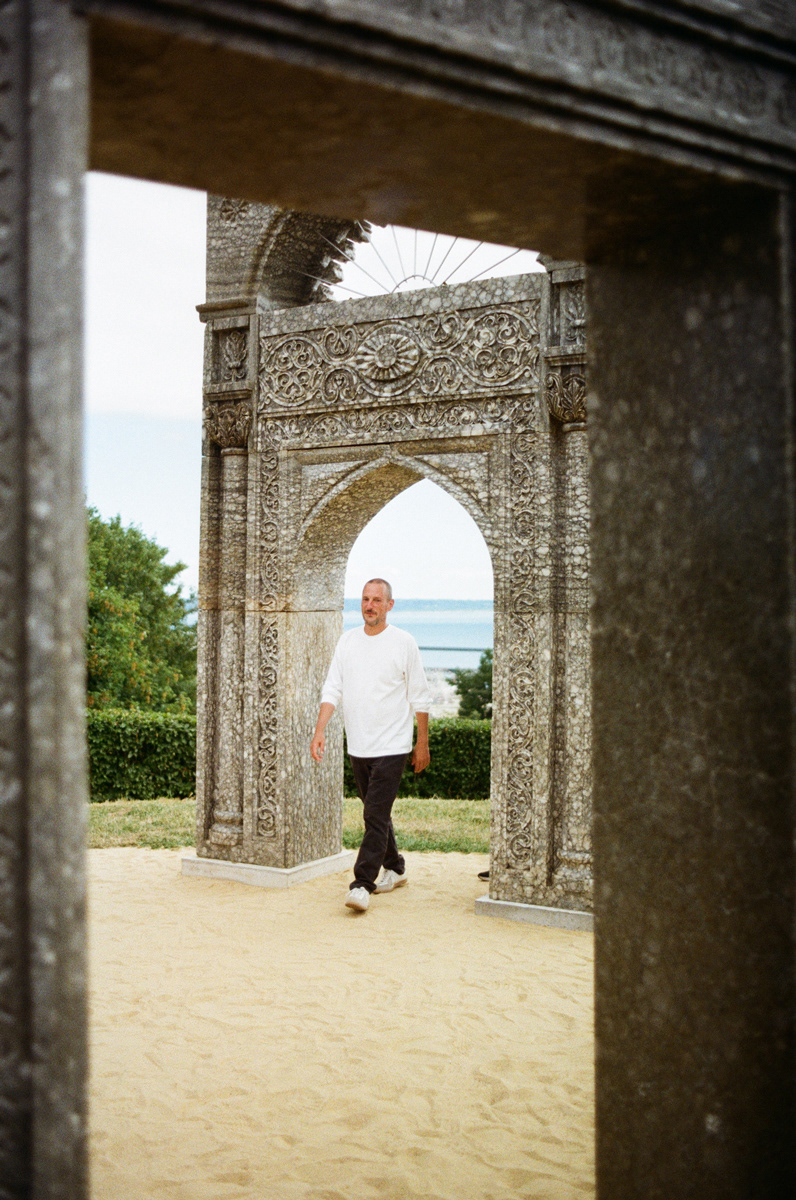 Louis-Cyprien Rials lors de son exposition des Portes de Mossoul au Havre, été 2025