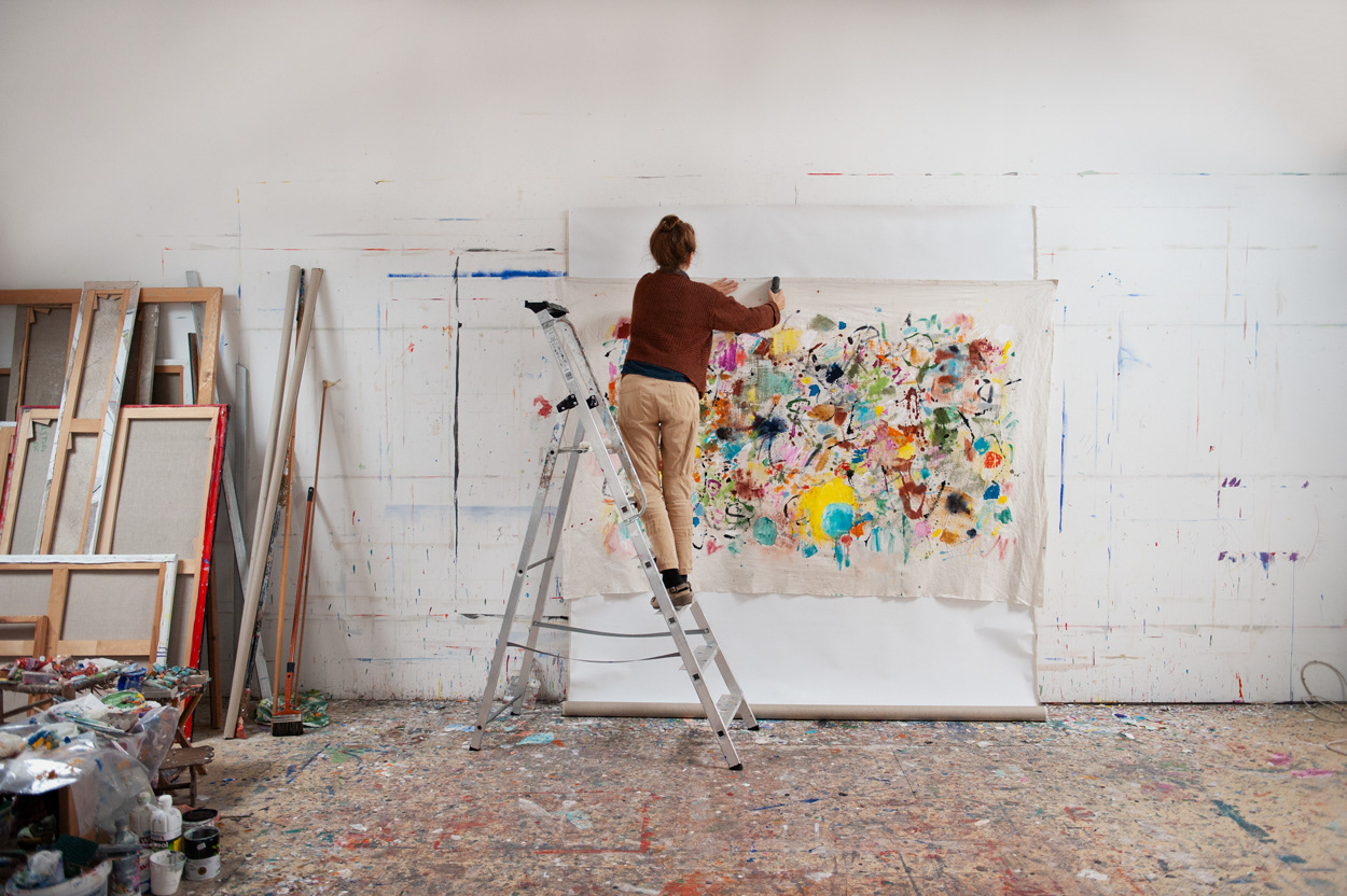 L'artiste Claudie Laks dans son atelier