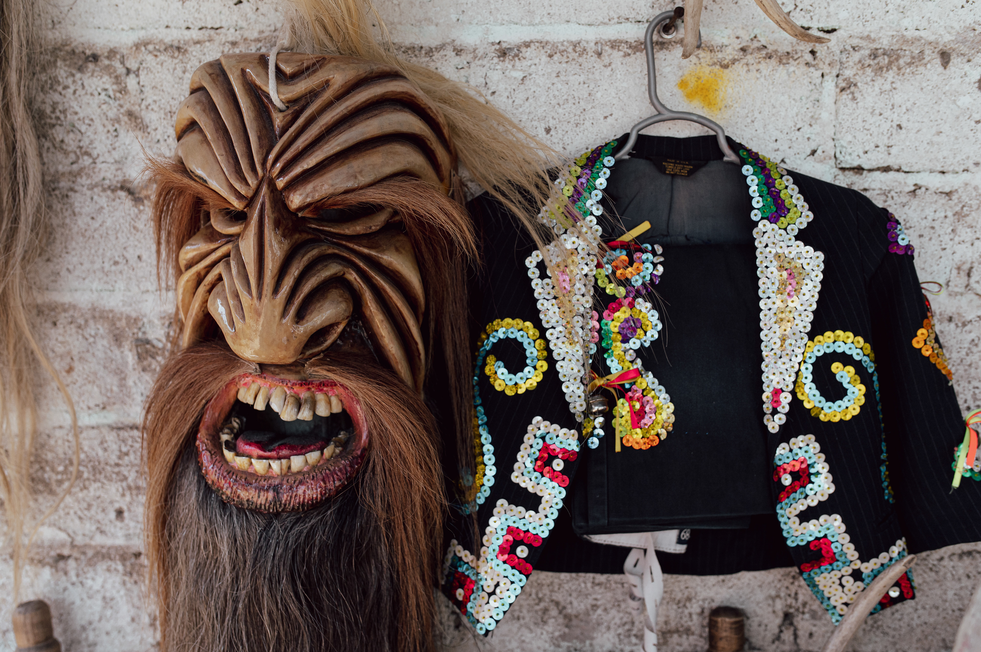 Traje y mascara de tecuan.