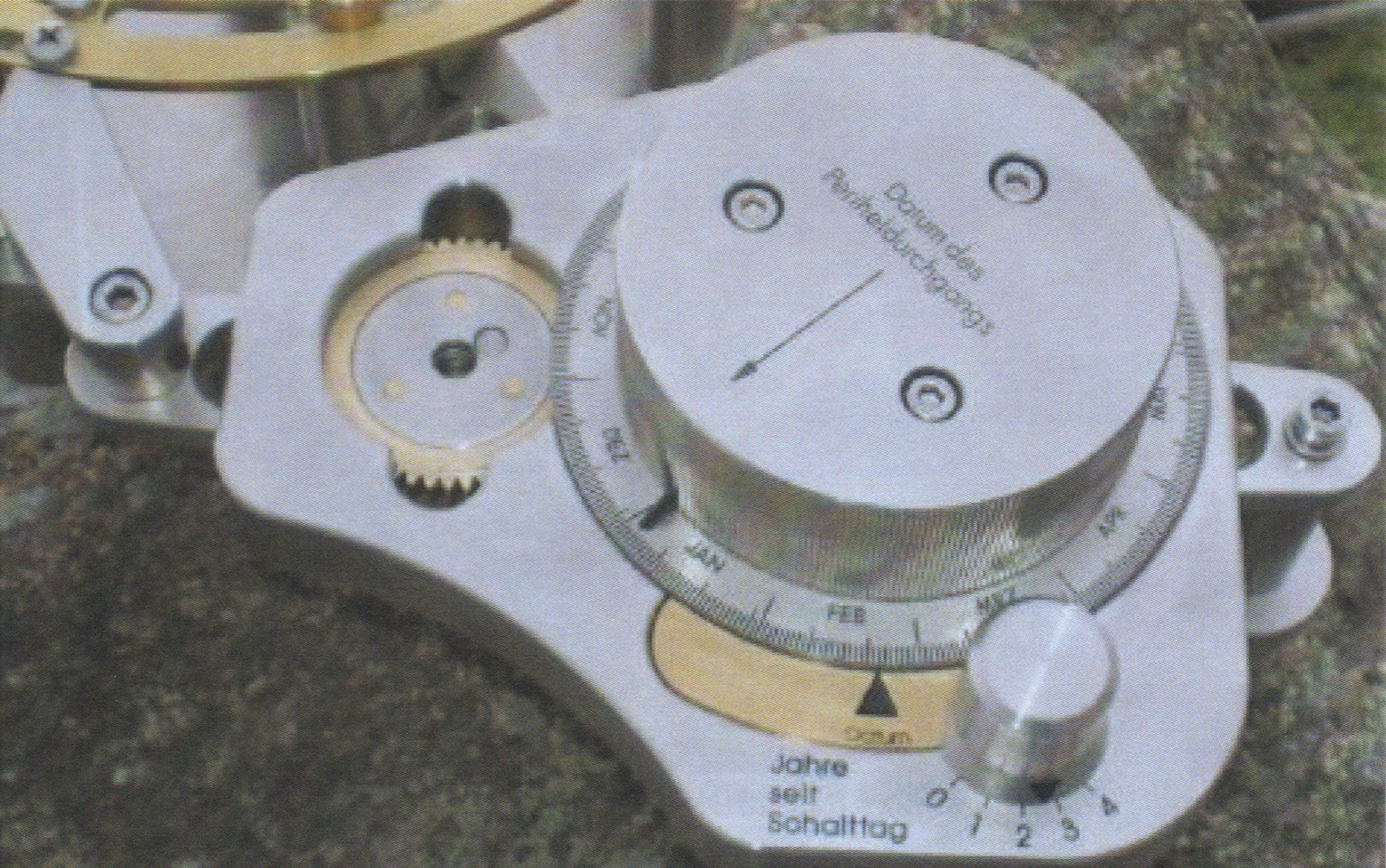 Schwartenau Heliochronometer. the knob at the bottom adjusts for the year in the leap year cycle. The little pointer in the middle of the picture allows the tiny adjustment of the movement of perihelion towards the vernal equinox.