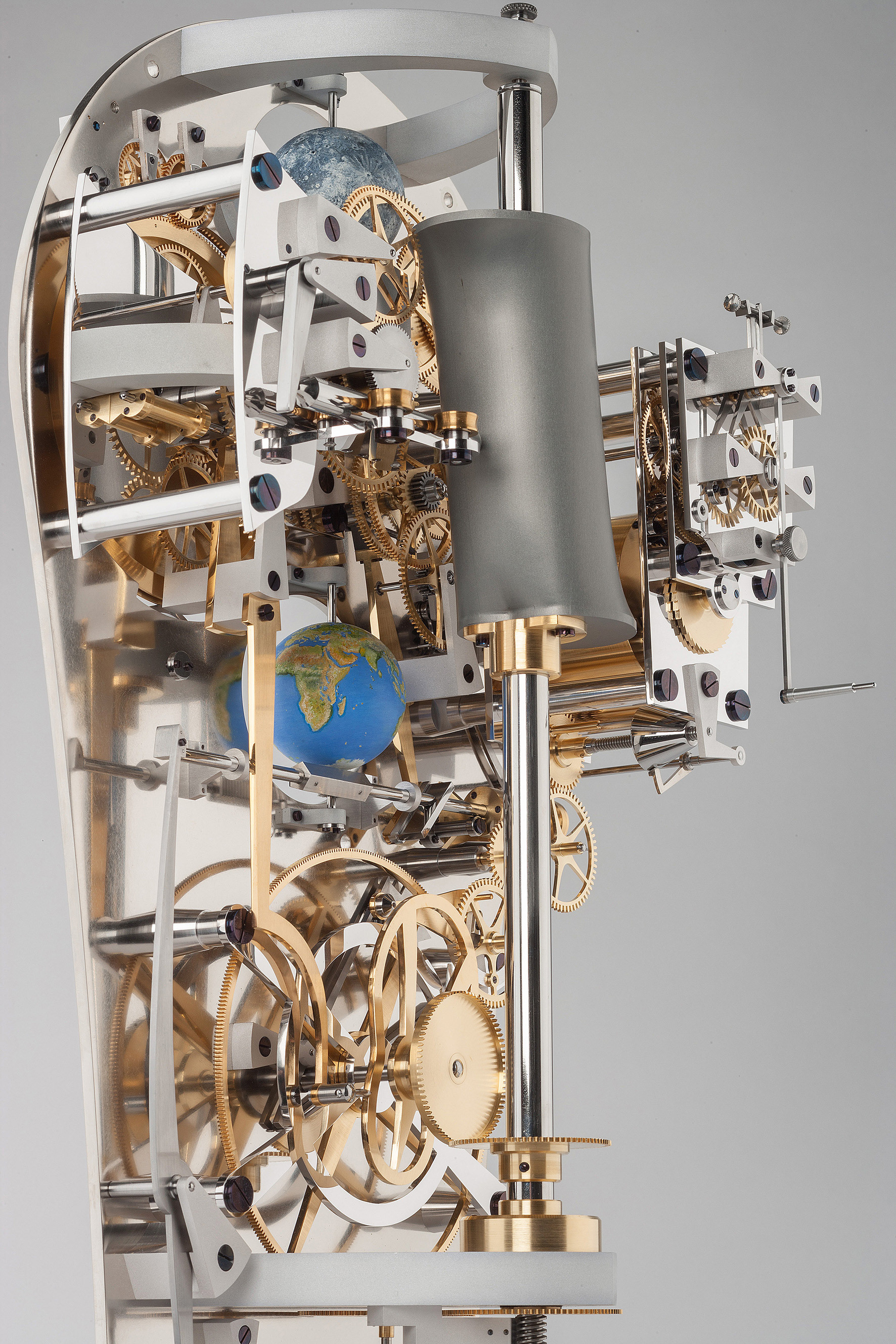 De Fossard Clock : Kidney cam is dead centre behind the pendulum.