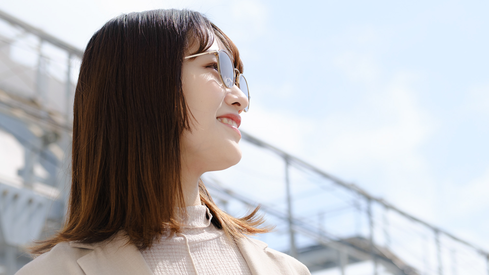 サングラスをかけた女性