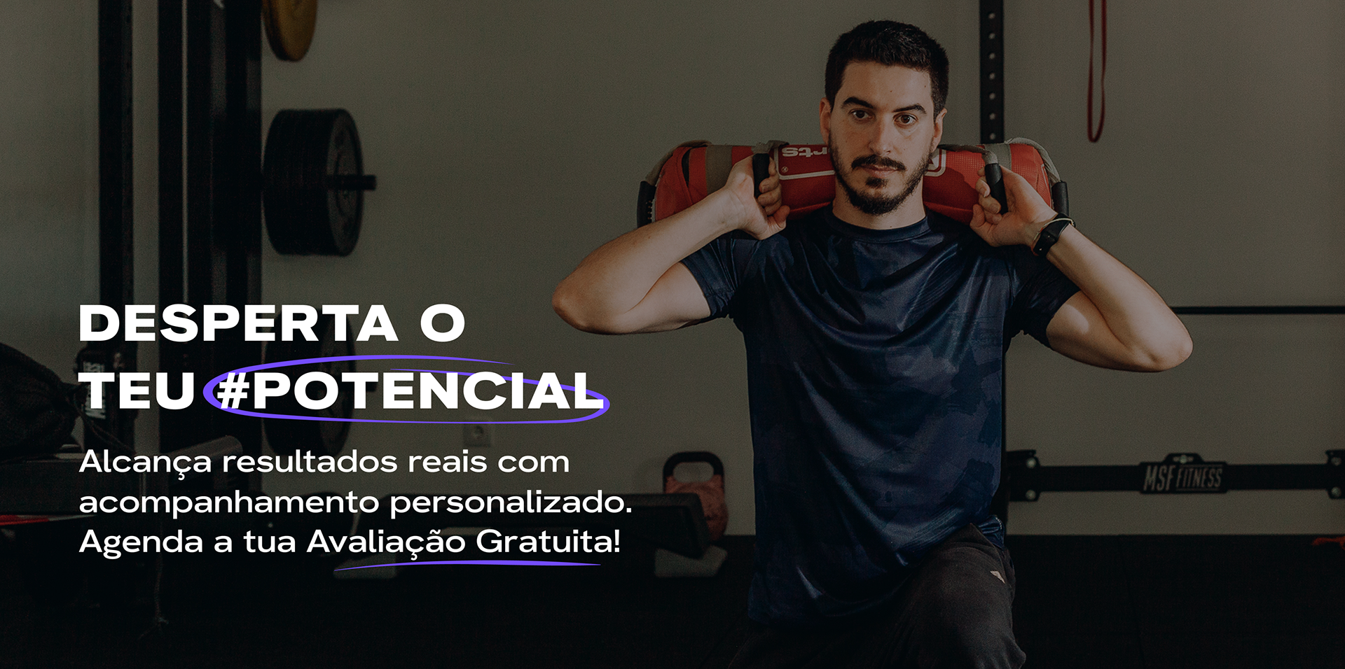 Joaquim Borges Personal Trainer em Évora a realizar exercício com sandbag em ginásio. Desperta o teu potencial e alcança resultados reais com treino personalizado presencial em Évora e coaching online. Treinos personalizados ou aulas em grupo. Agenda a tua avaliação gratuita.