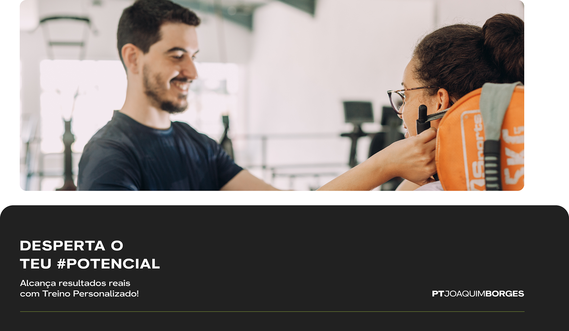 Joaquim Borges Personal Trainer em Évora em sessão de treino presencial personalizado, a acompanhar e corrigir cliente em exercício com sandbag em ginásio. Desperta o teu potencial e alcança resultados reais com treino personalizado com aulas presenciais ou online.