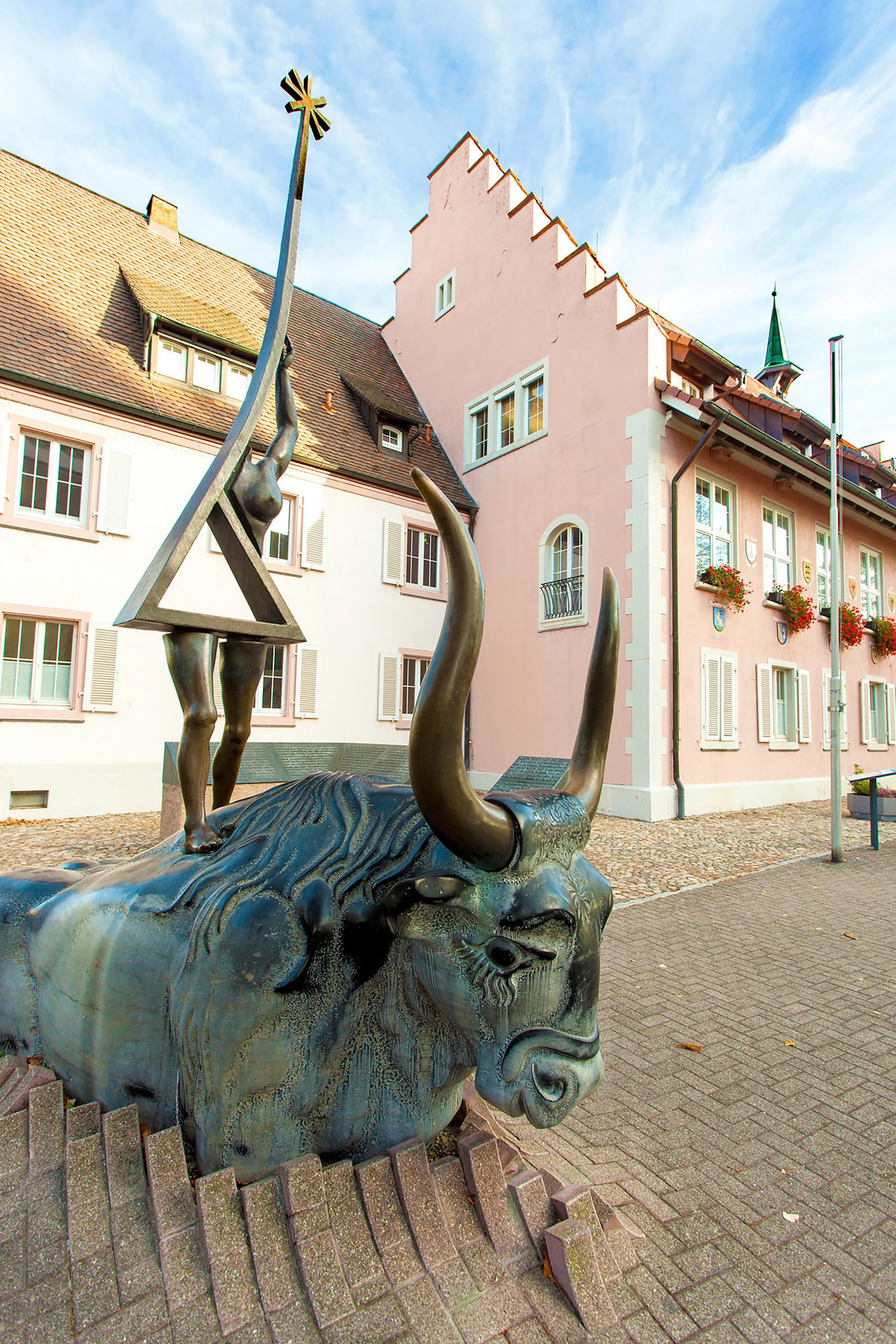 Europe is reaching for the stars (Europa greift nach den Sternen). In Breisach a bull comes out of the Münsterplatz with a princess on his back.