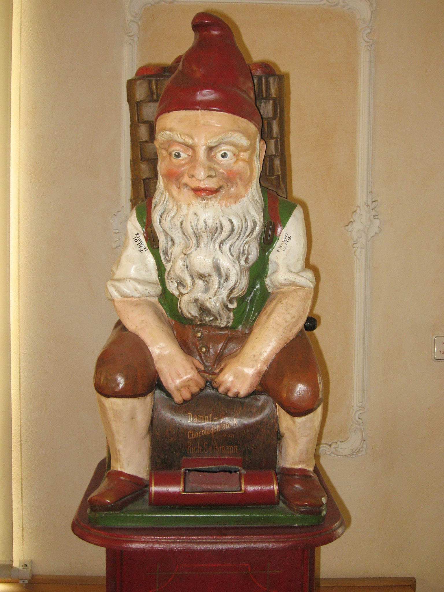 Gnome Vending Machine - an old chocolate vending machine