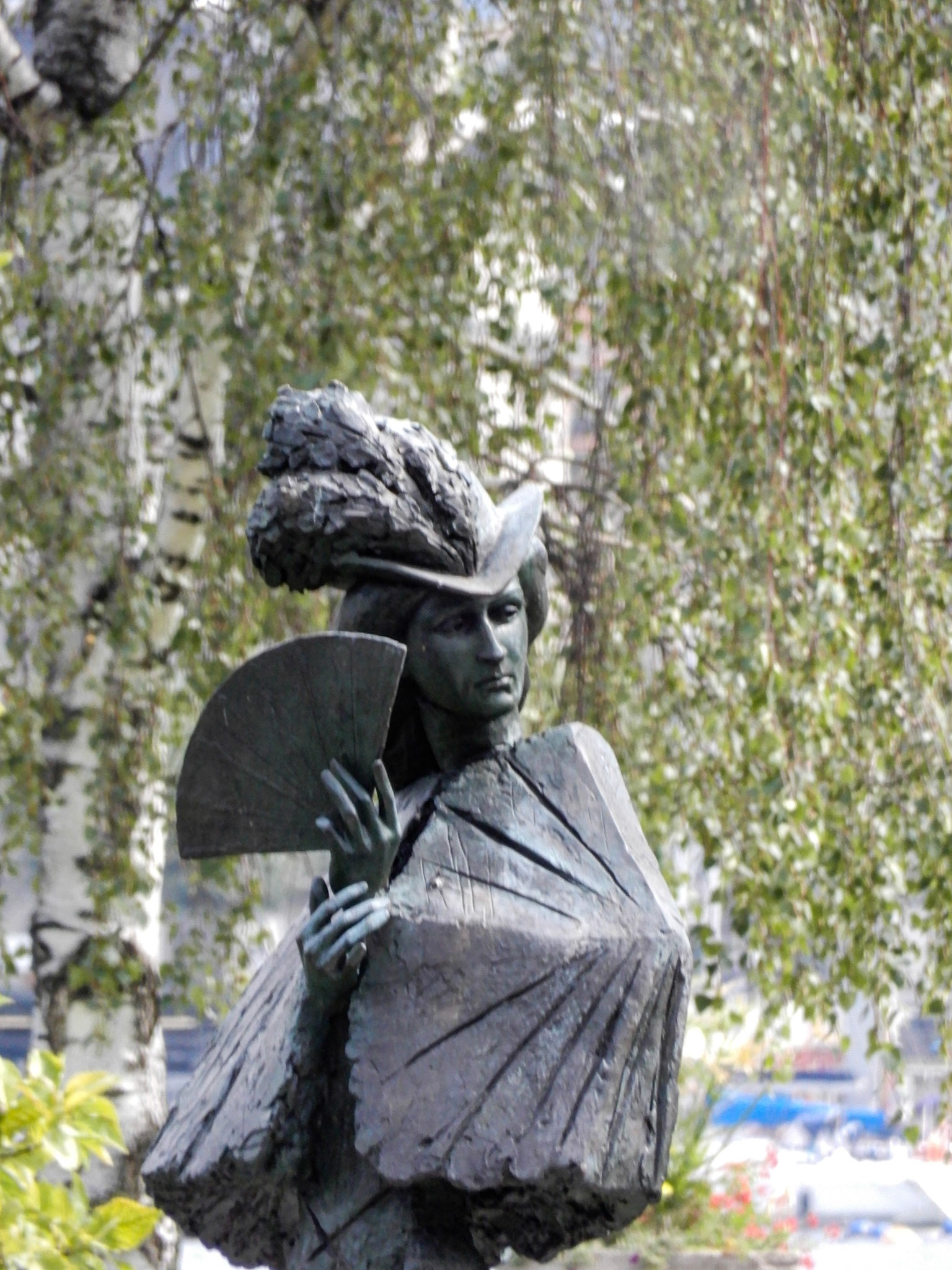 In 1898 the Austrian Empress Elisabeth 'Sissi' is stabbed to death by an anarchist soon after she left hotel Beau-Rivage in Genève. To commemorate the 100th anniversary of this assassination, Beau-Rivage and the association Sissi had erected this statue near the hotel.