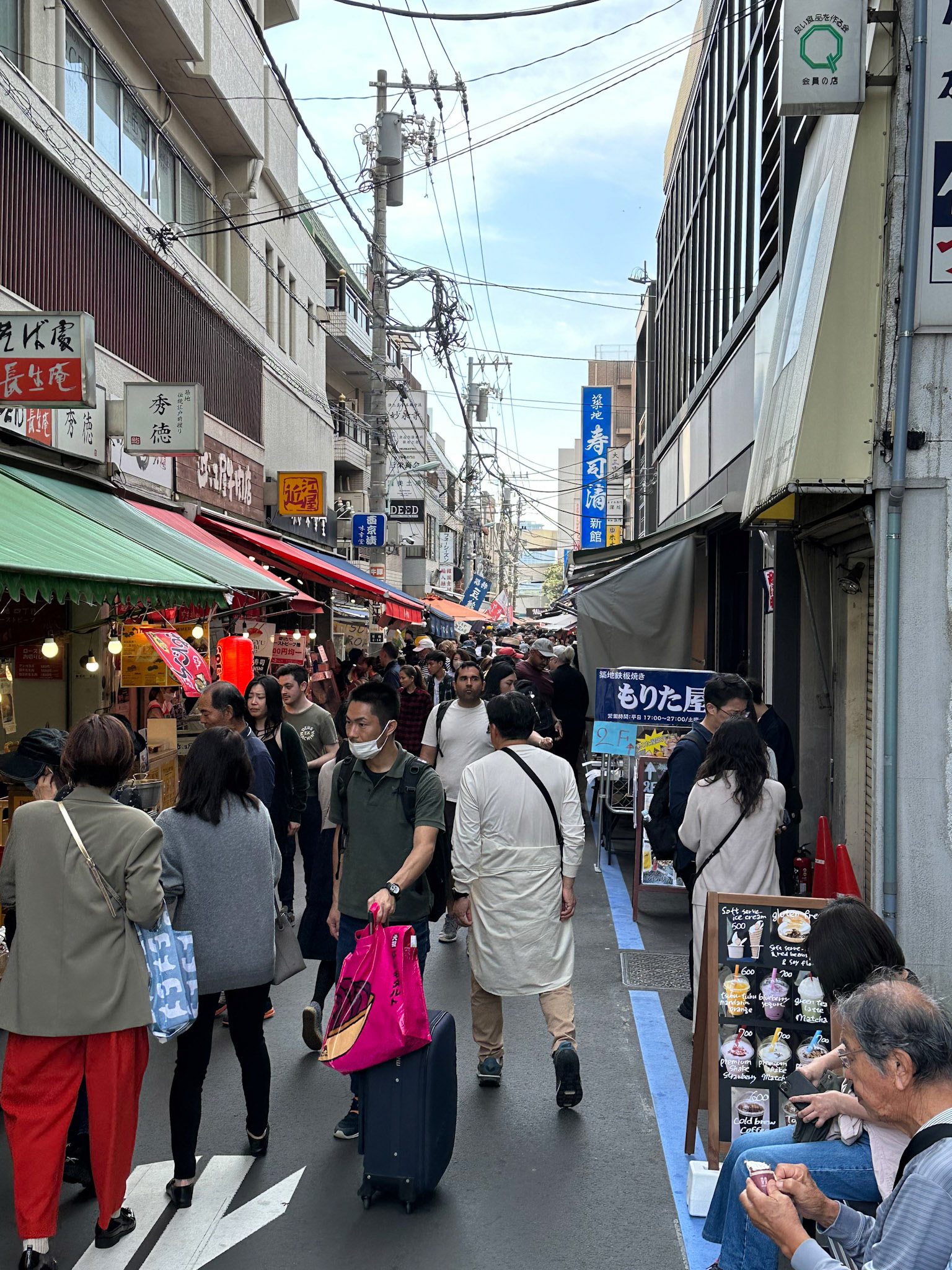Crowds in the Tsukiji Food market